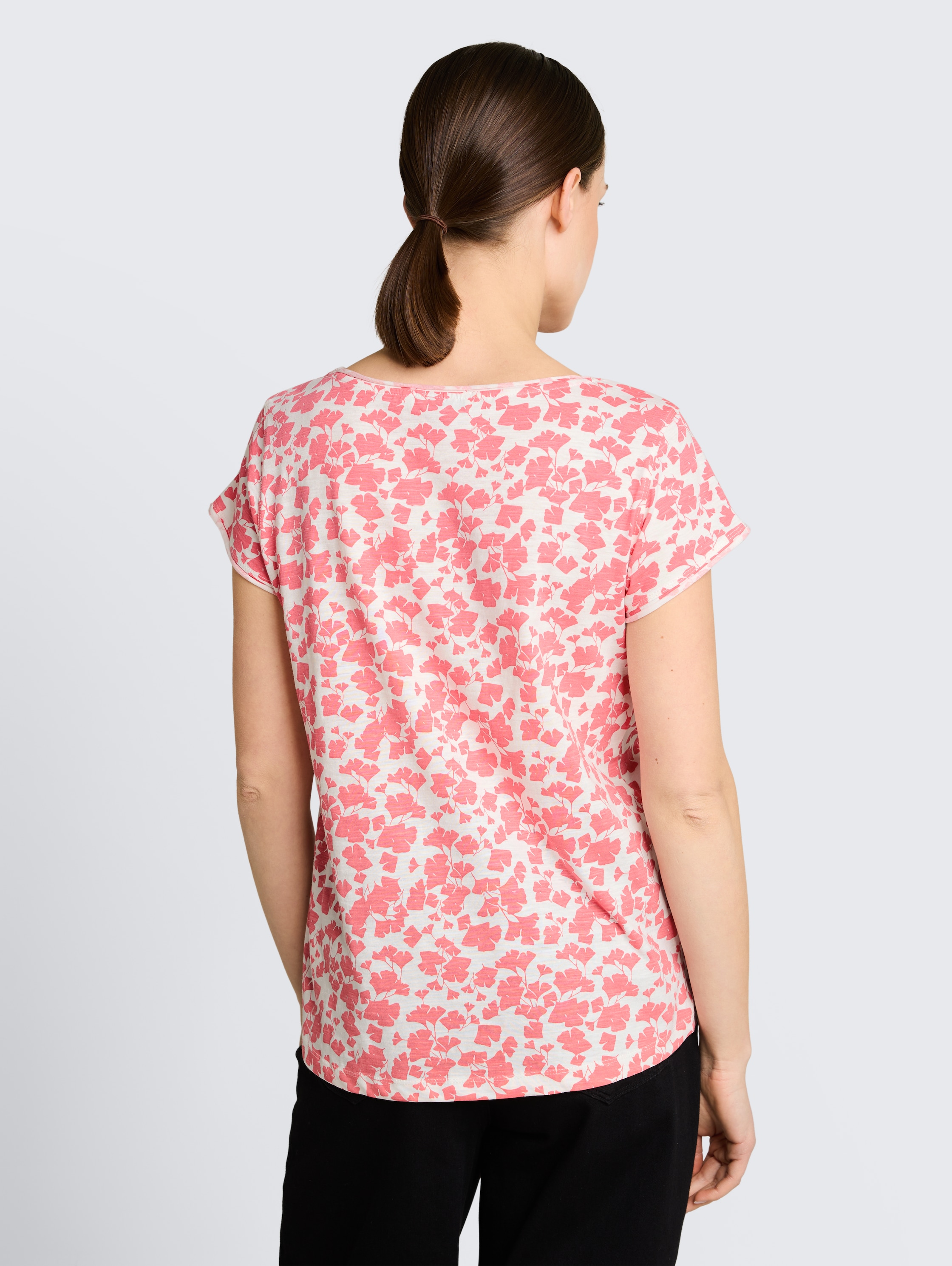 T-Shirt aus Baumwolle - coral_pink_ginkgo_minimal - 
