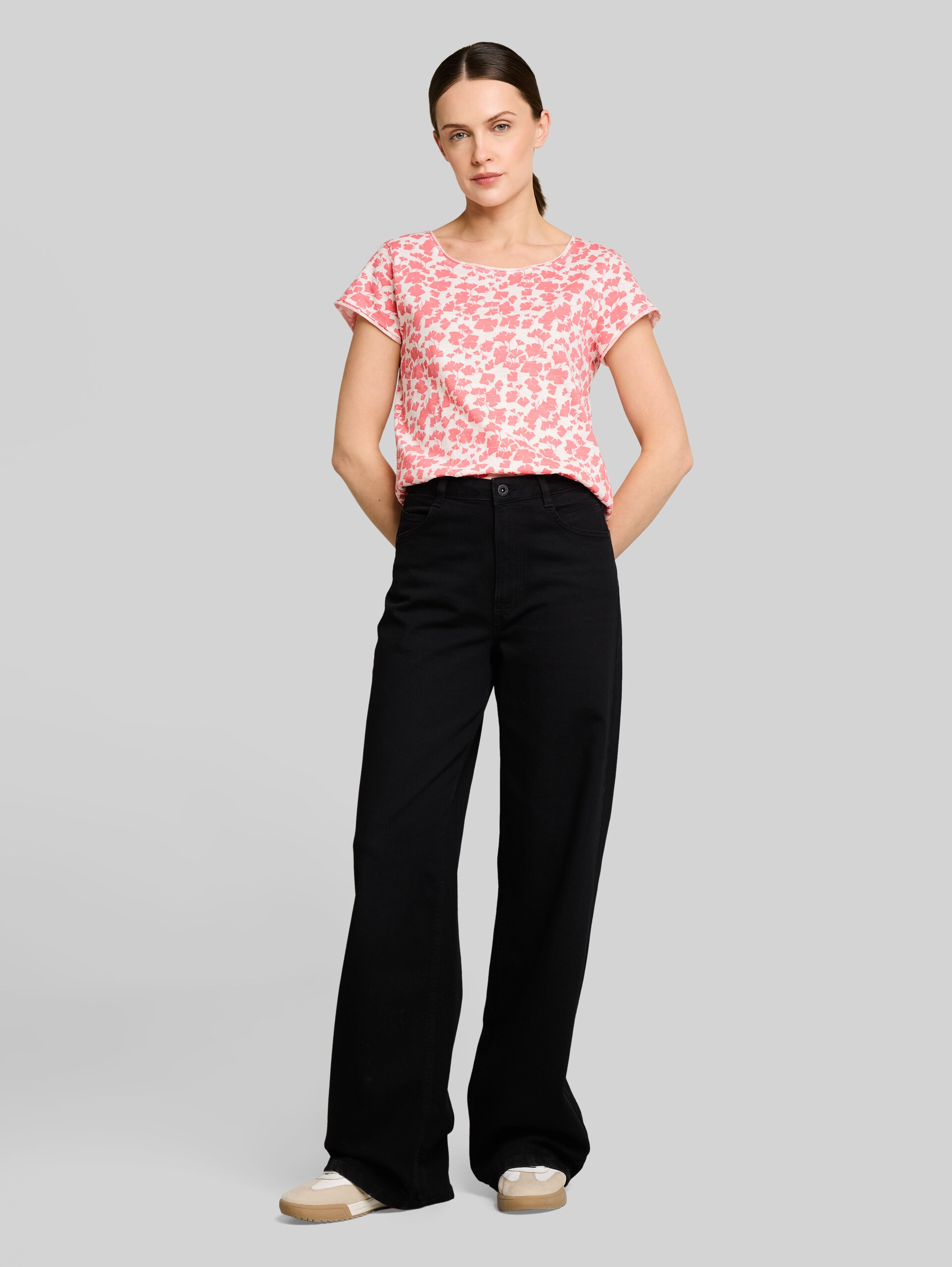 T-Shirt aus Baumwolle - coral pink ginkgo minimal - Model-Vorderansicht