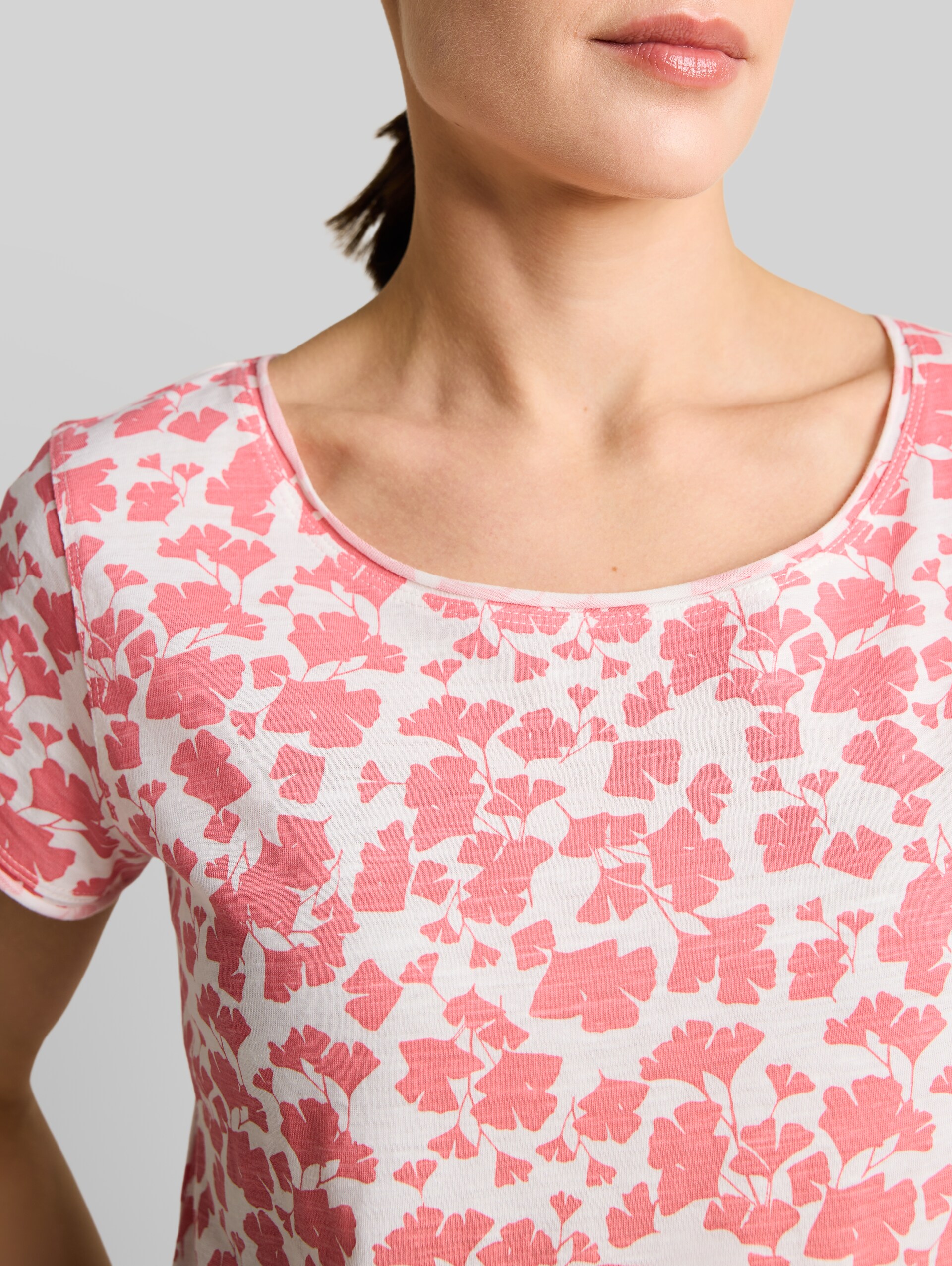 T-Shirt aus Baumwolle - coral pink ginkgo minimal - Detail-Model-Ansicht