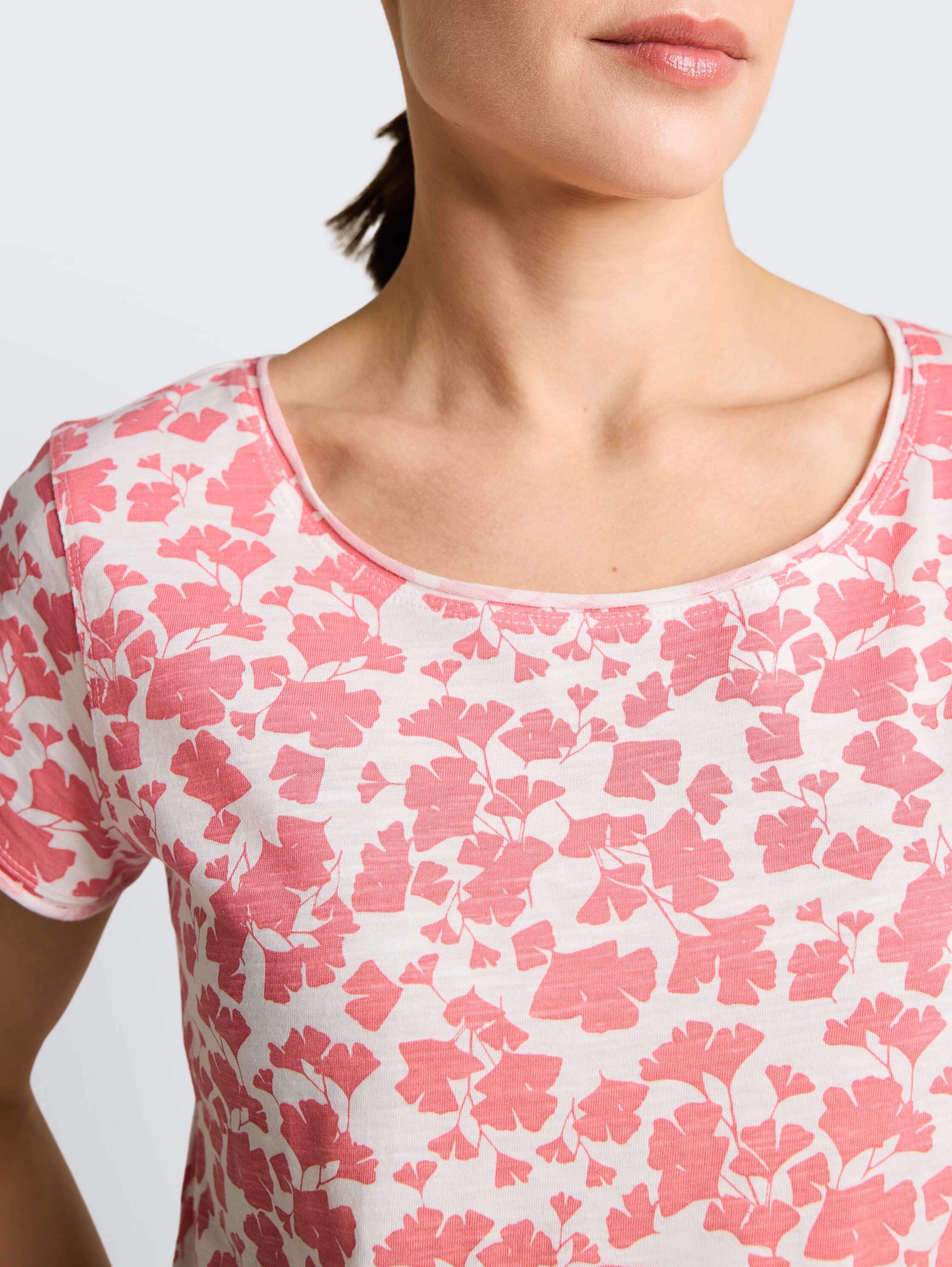 T-Shirt aus Baumwolle - coral_pink_ginkgo_minimal - 