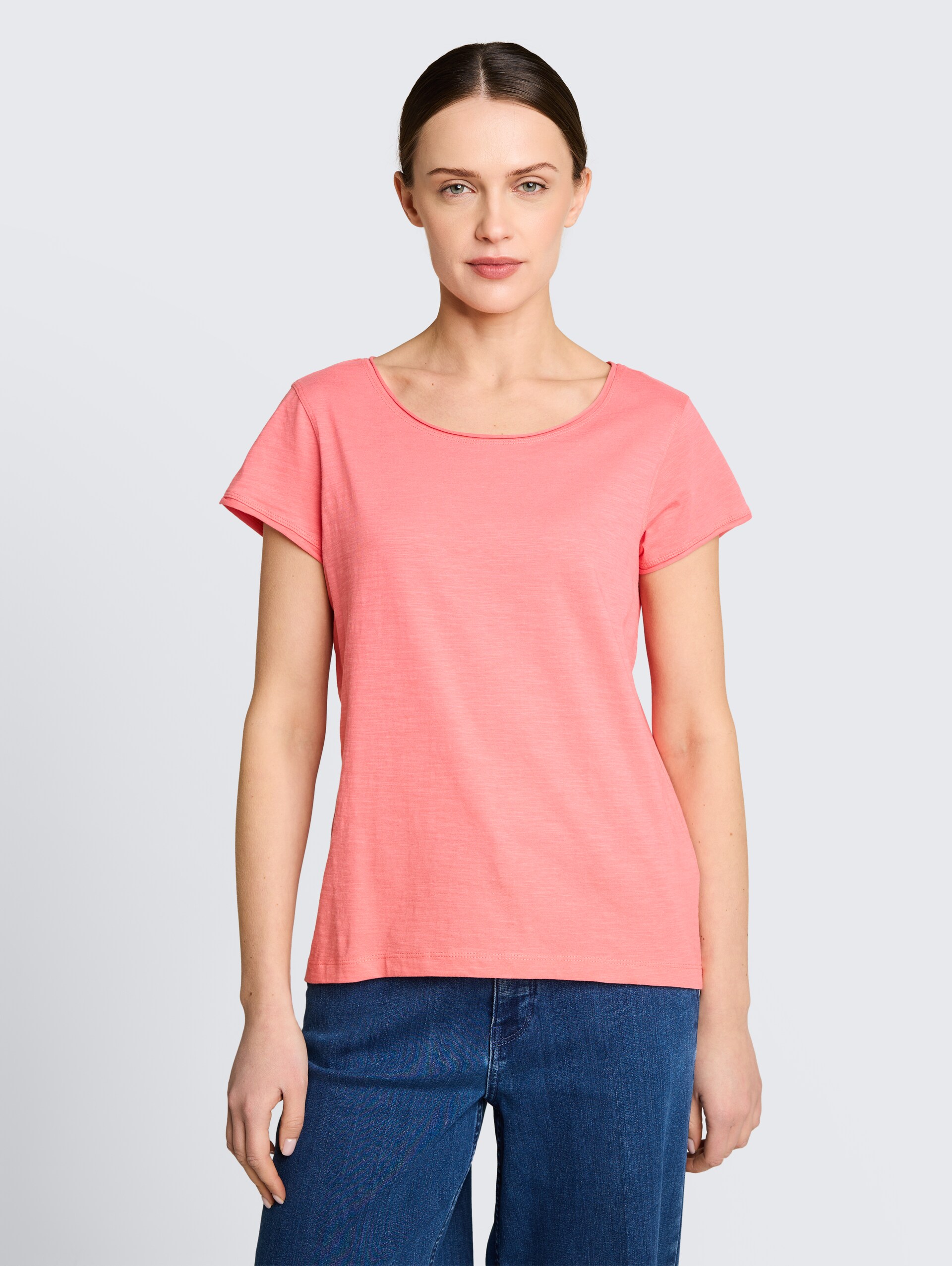 T-Shirt aus Baumwolle - soft coral pink - Ausschnitt Model-Vorderansicht