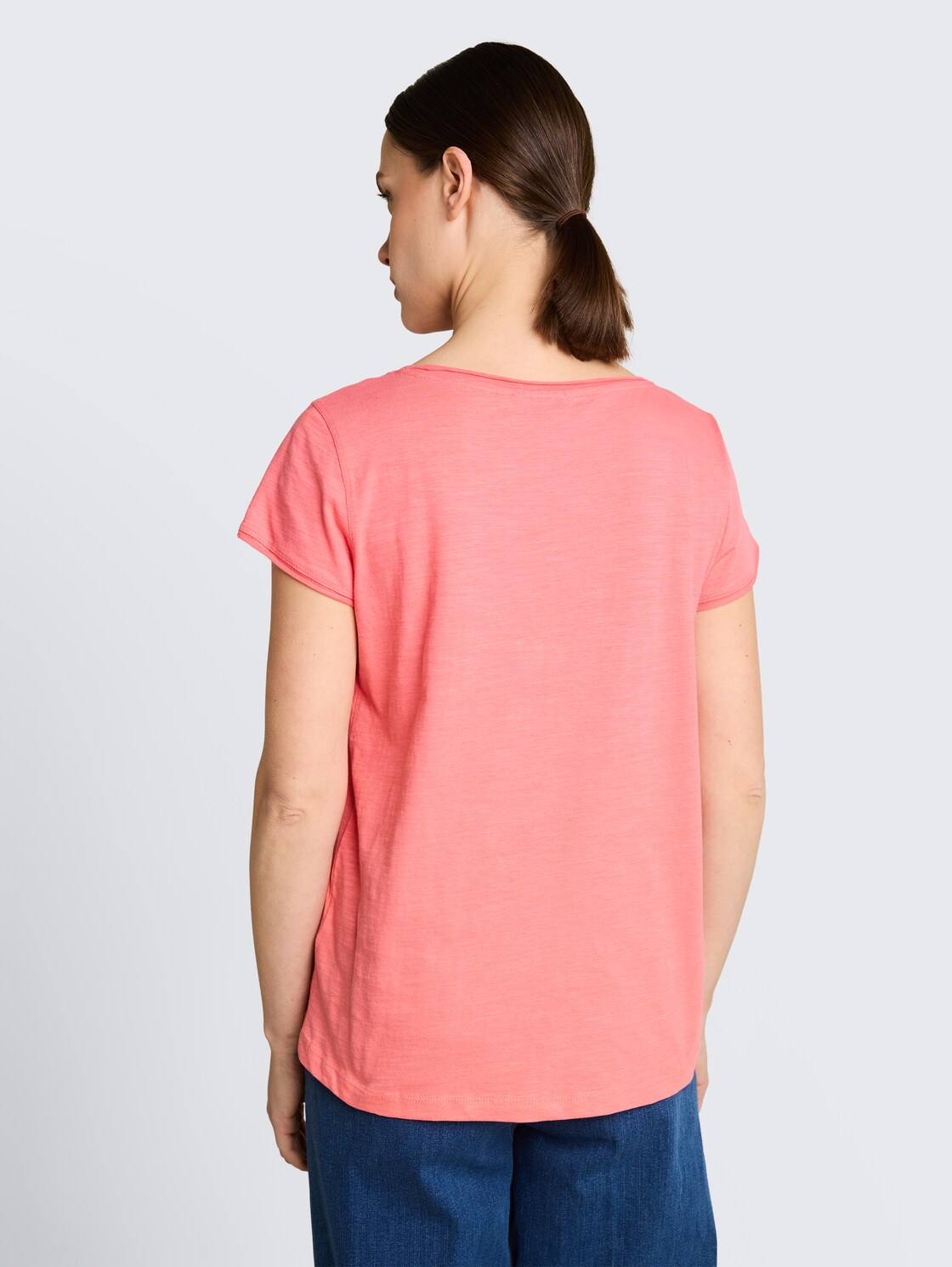 T-Shirt aus Baumwolle - soft coral pink - Auschnitt Model-Rückansicht