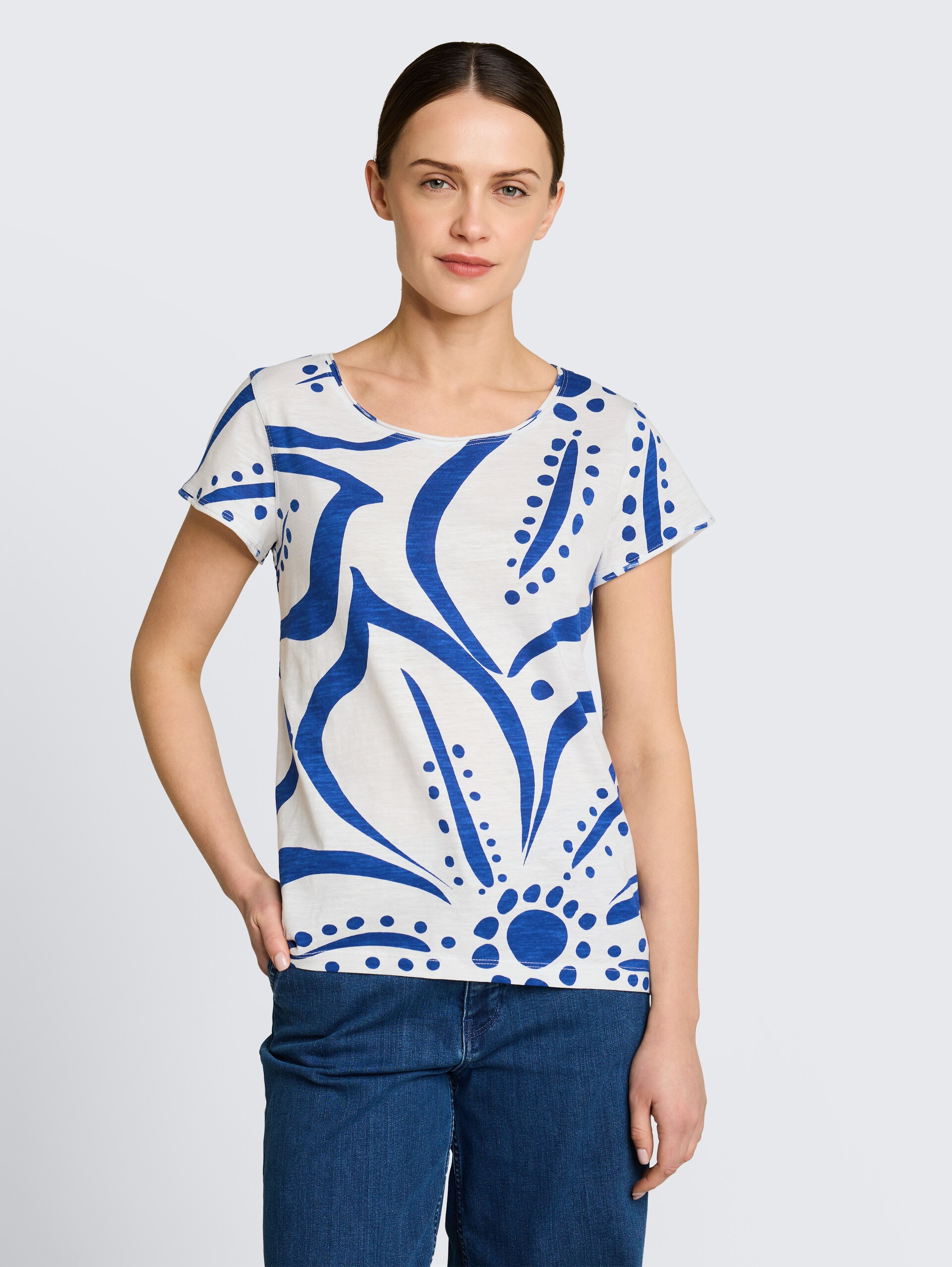 T-shirt van katoen - royal blue flower - Nek model vooraanzicht