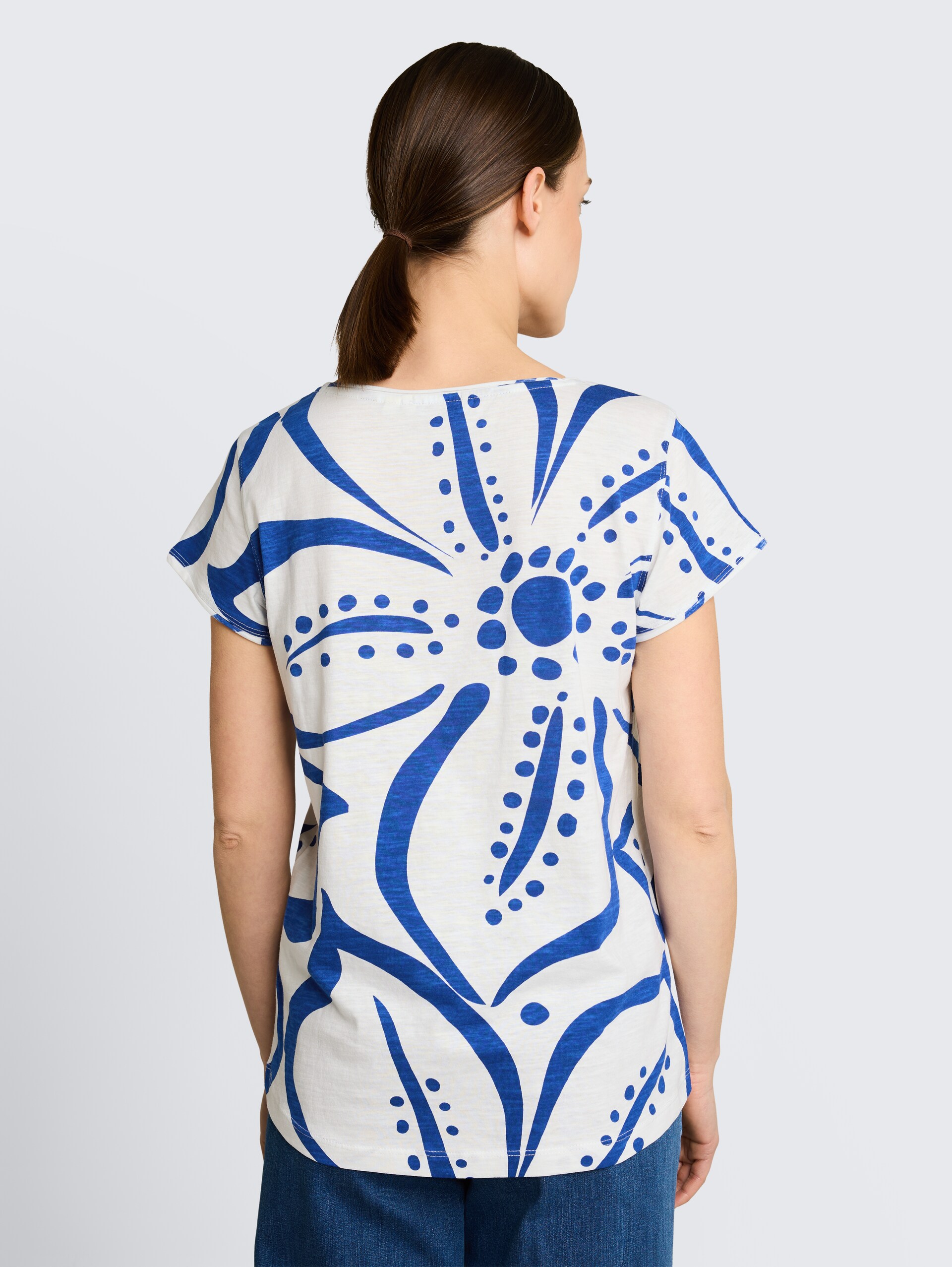 T-shirt van katoen - royal blue flower - Neklijn model-achteraanzicht