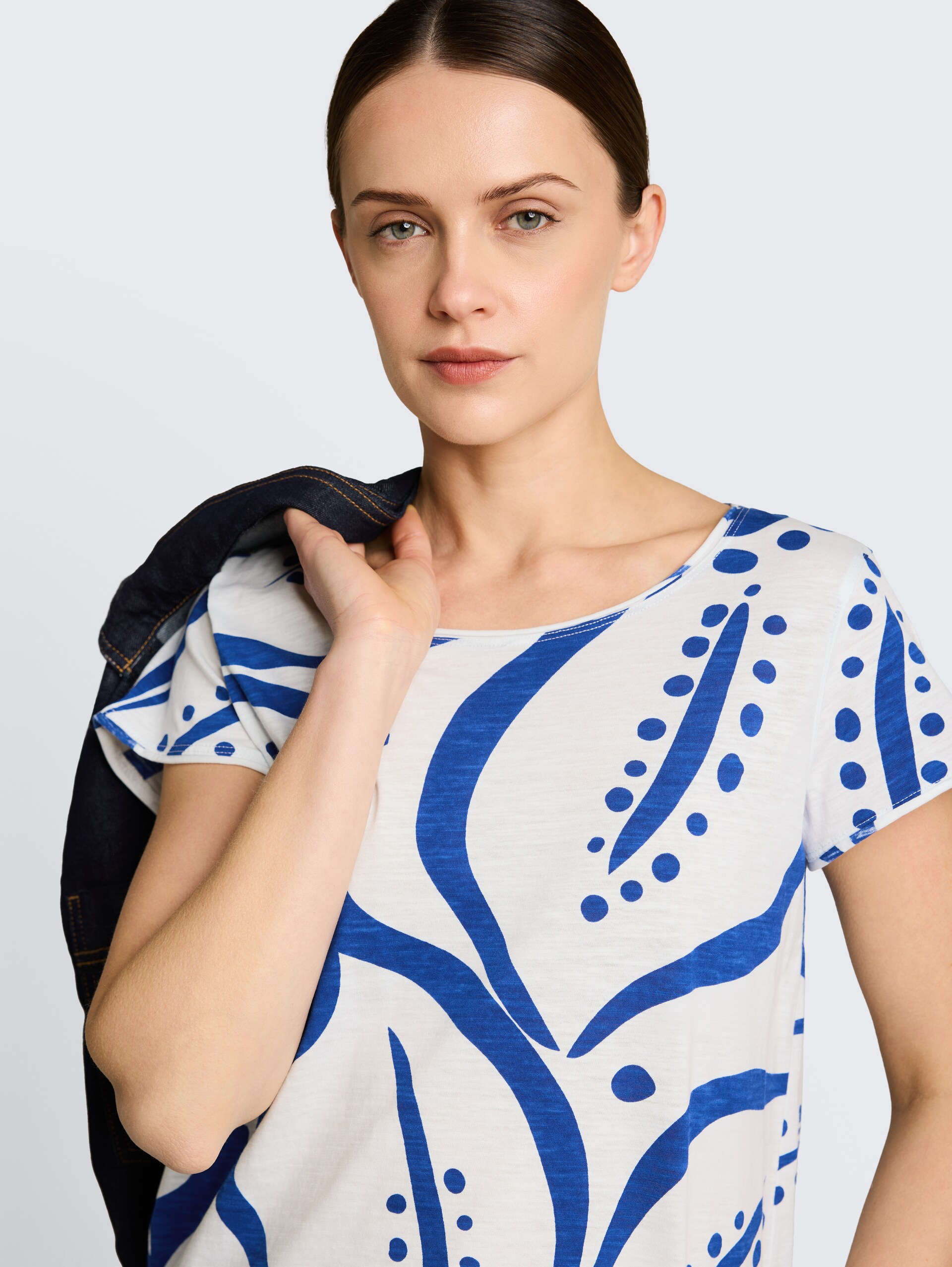 T-shirt van katoen - royal blue flower - Detailaanzicht model