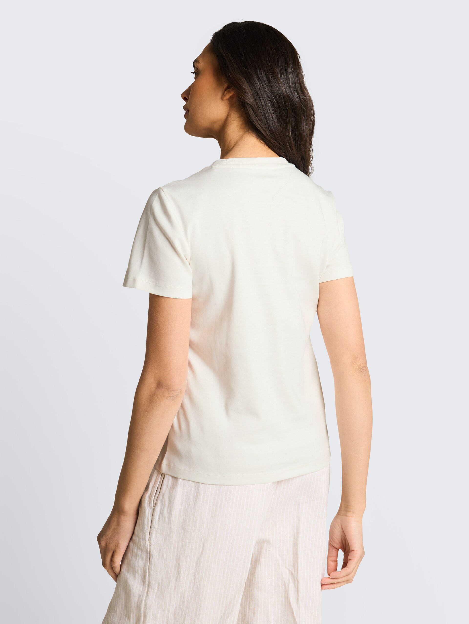 Basic T-Shirt aus Baumwolle - Whisper White - Auschnitt Model-Rückansicht