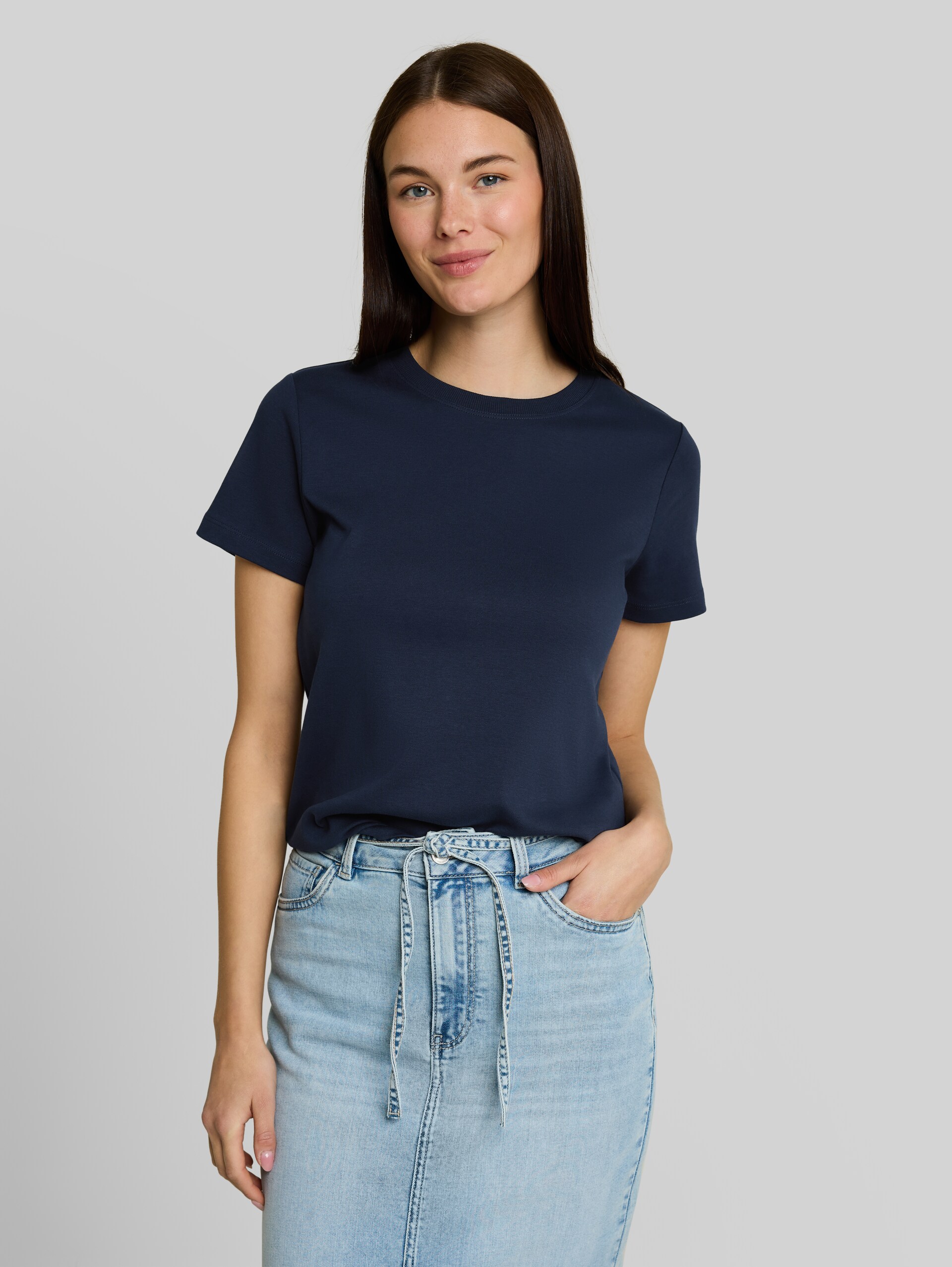 Basic cotton T-shirt - Real Navy Blue - Neckline model front view