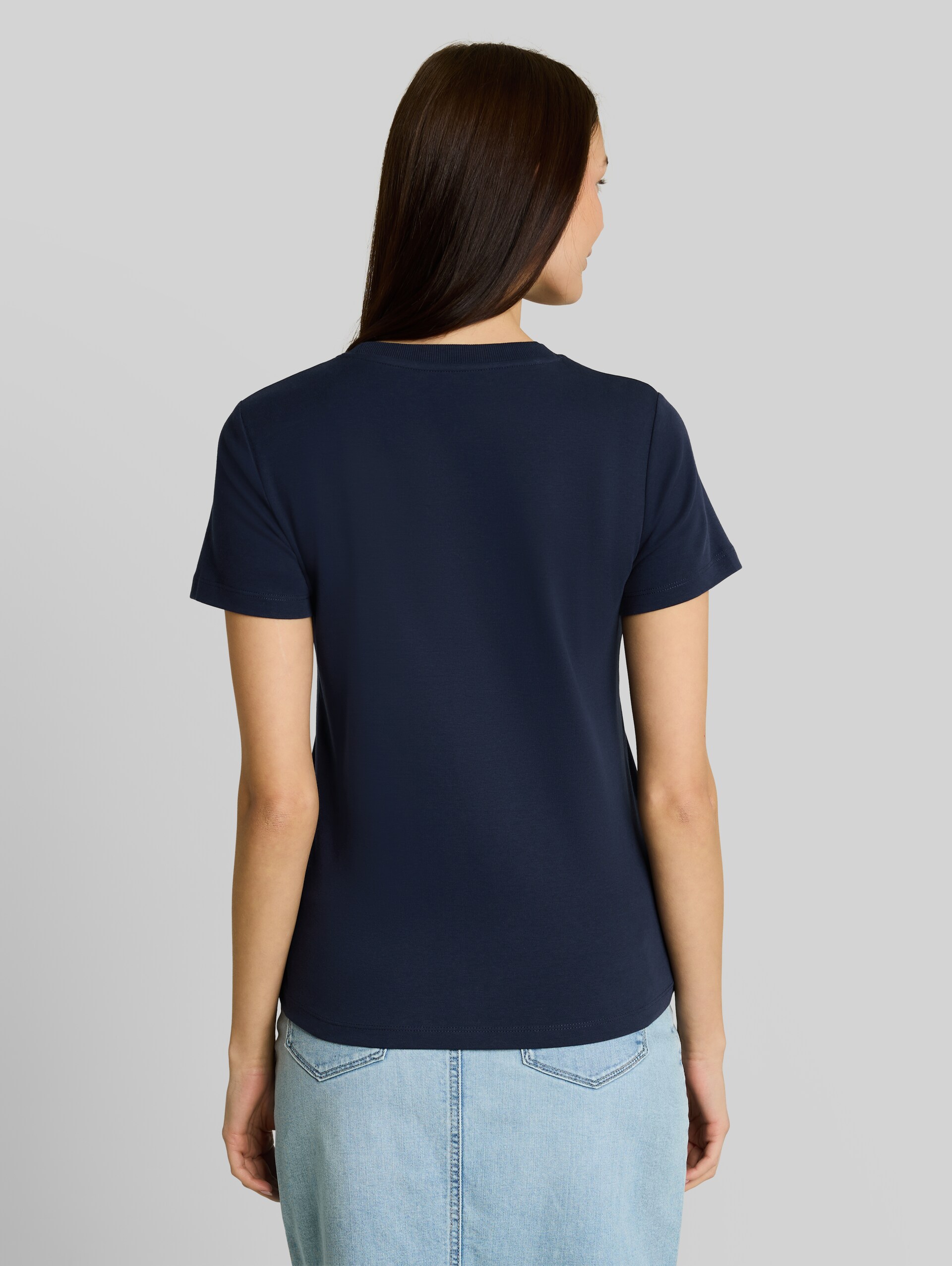 Basic cotton T-shirt - Real Navy Blue - Neckline model-back view