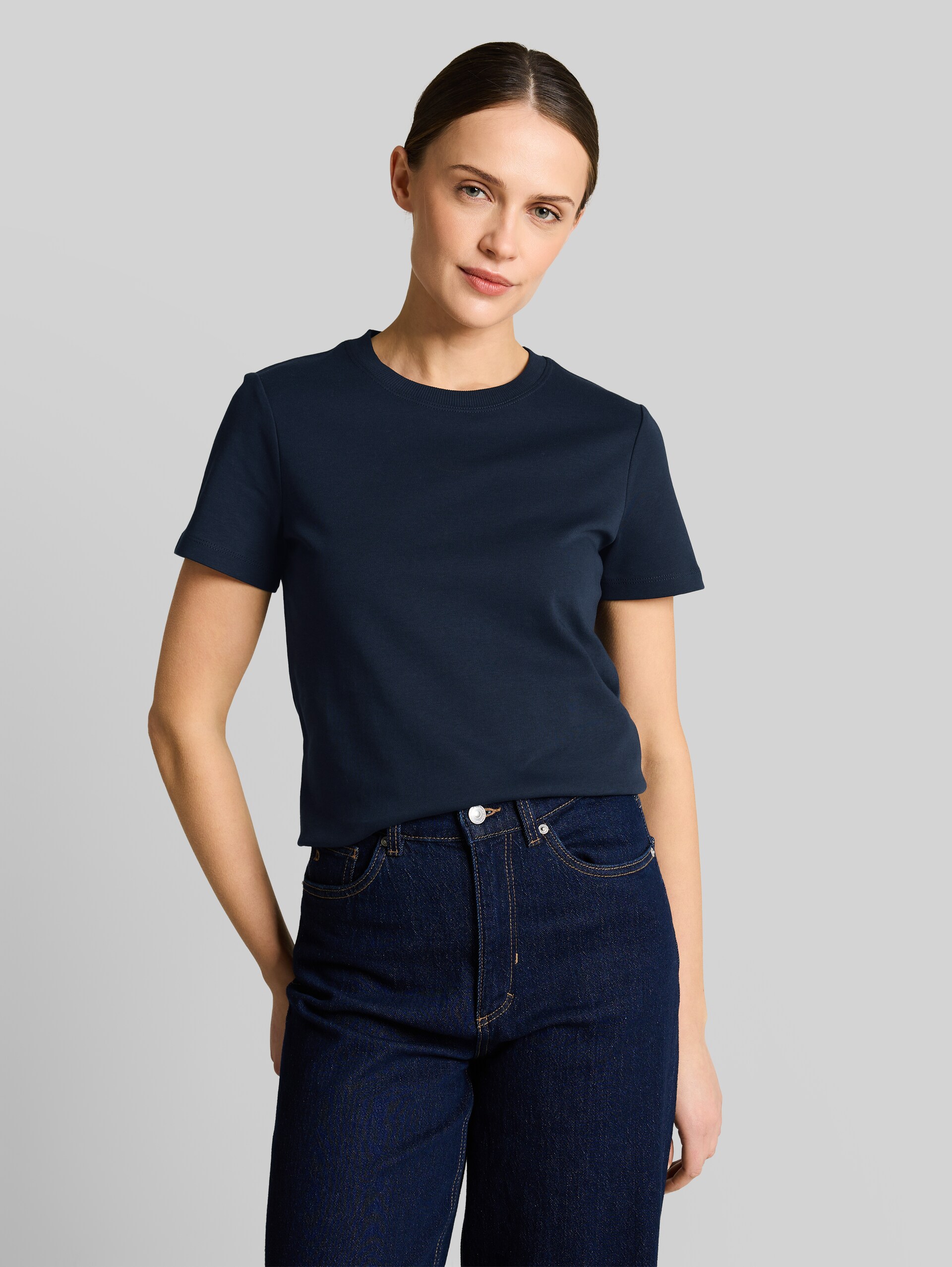 Basic cotton T-shirt - sky captain blue - Neckline model front view