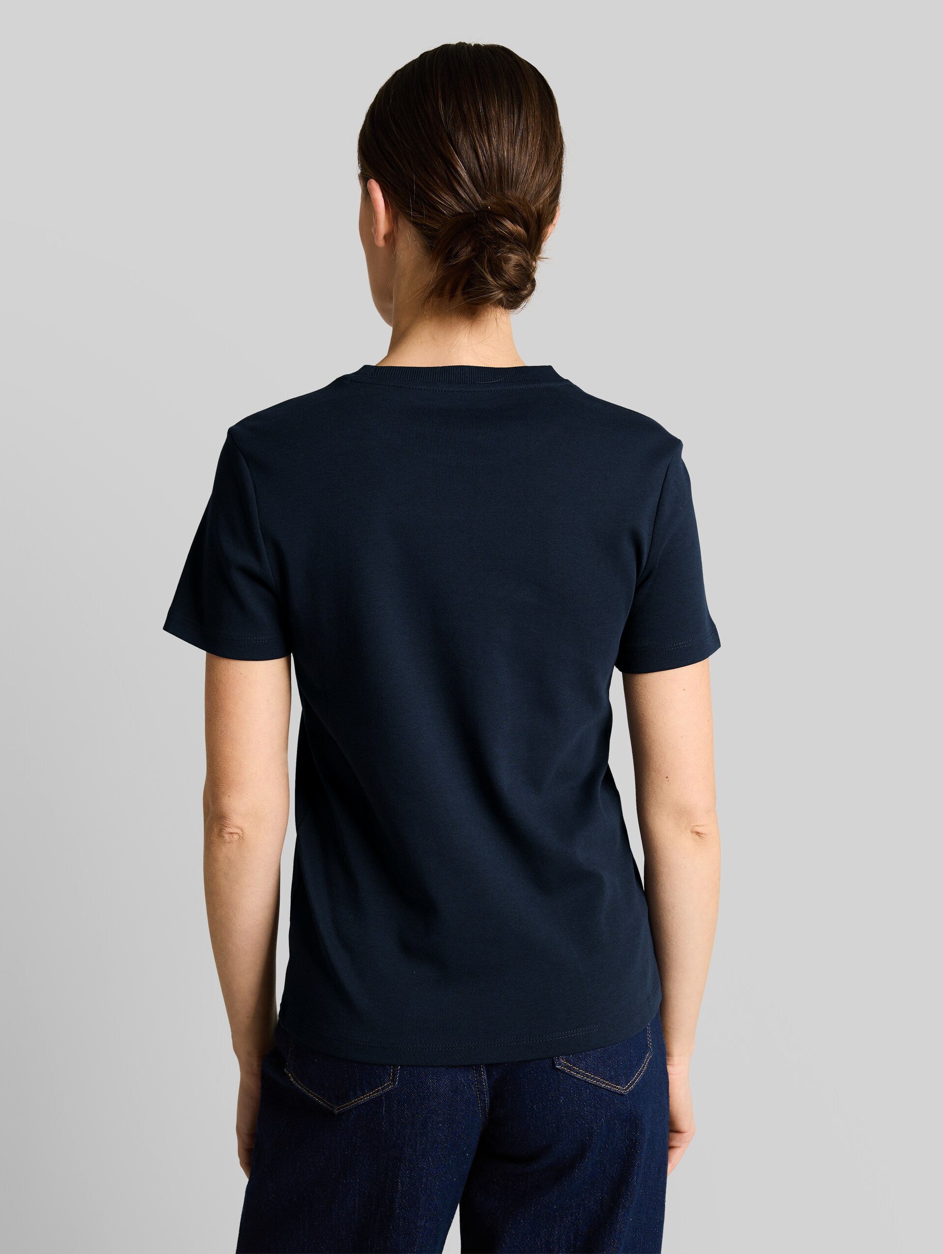 Basic cotton T-shirt - sky captain blue - Neckline model-back view