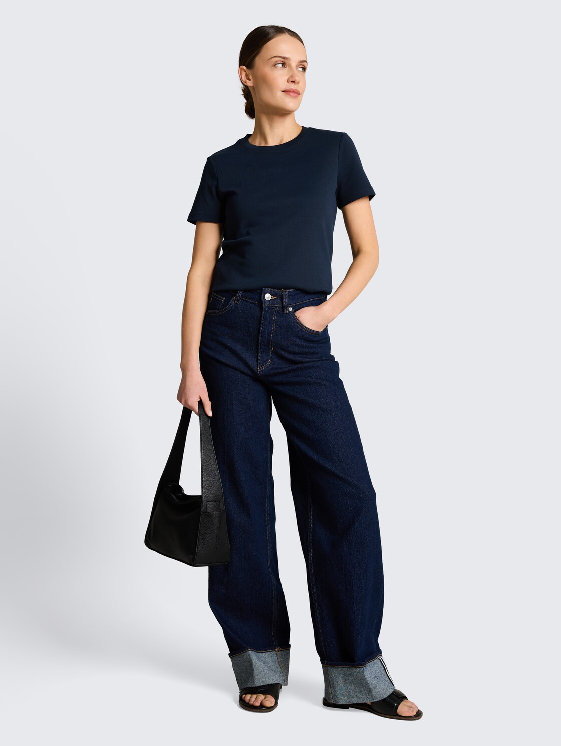 Basic T-Shirt aus Baumwolle - sky captain blue - Model-Vorderansicht