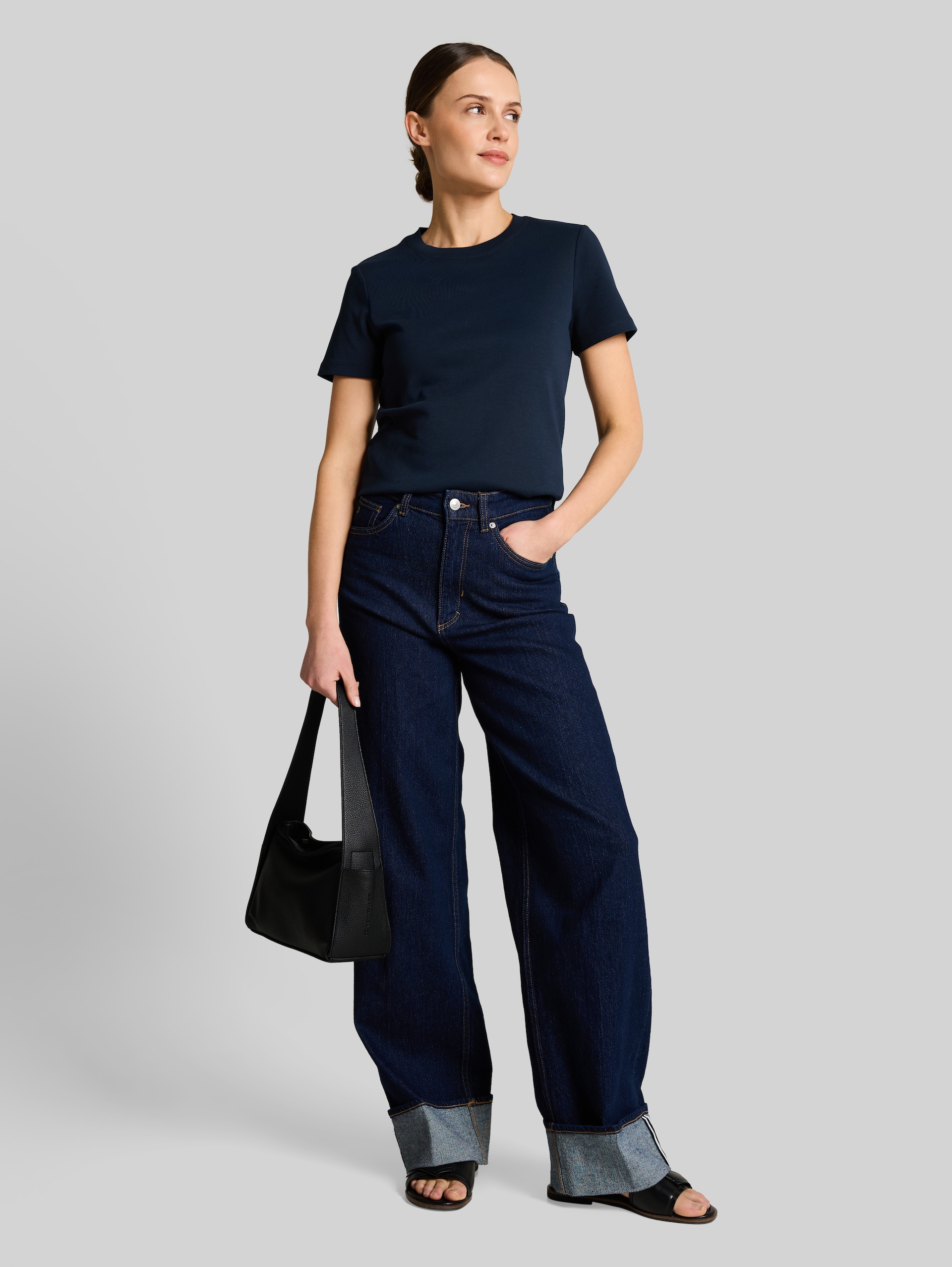 Basic cotton T-shirt - sky captain blue - Model front view