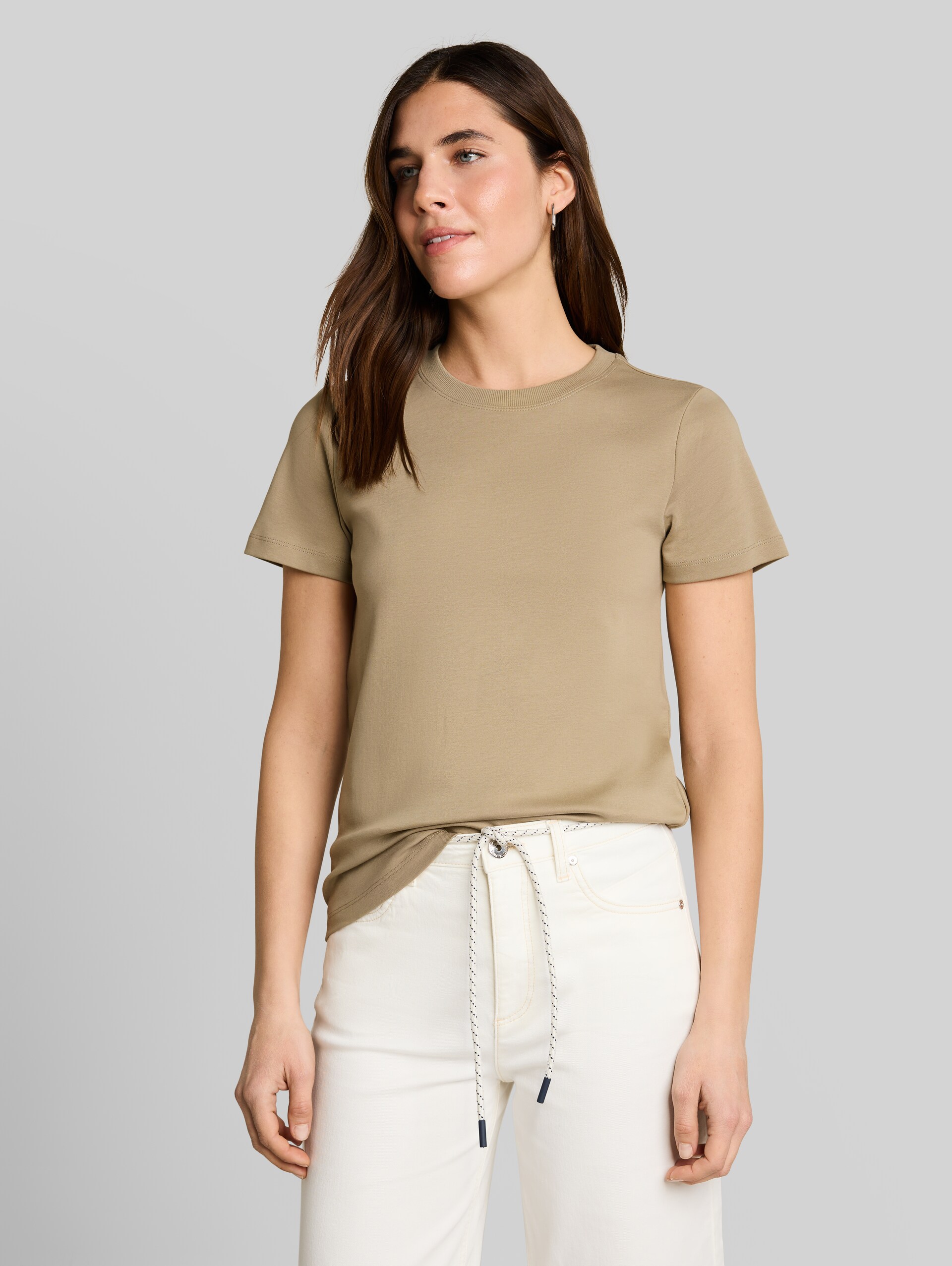 Basic cotton T-shirt - Silver Olive - Neckline model front view