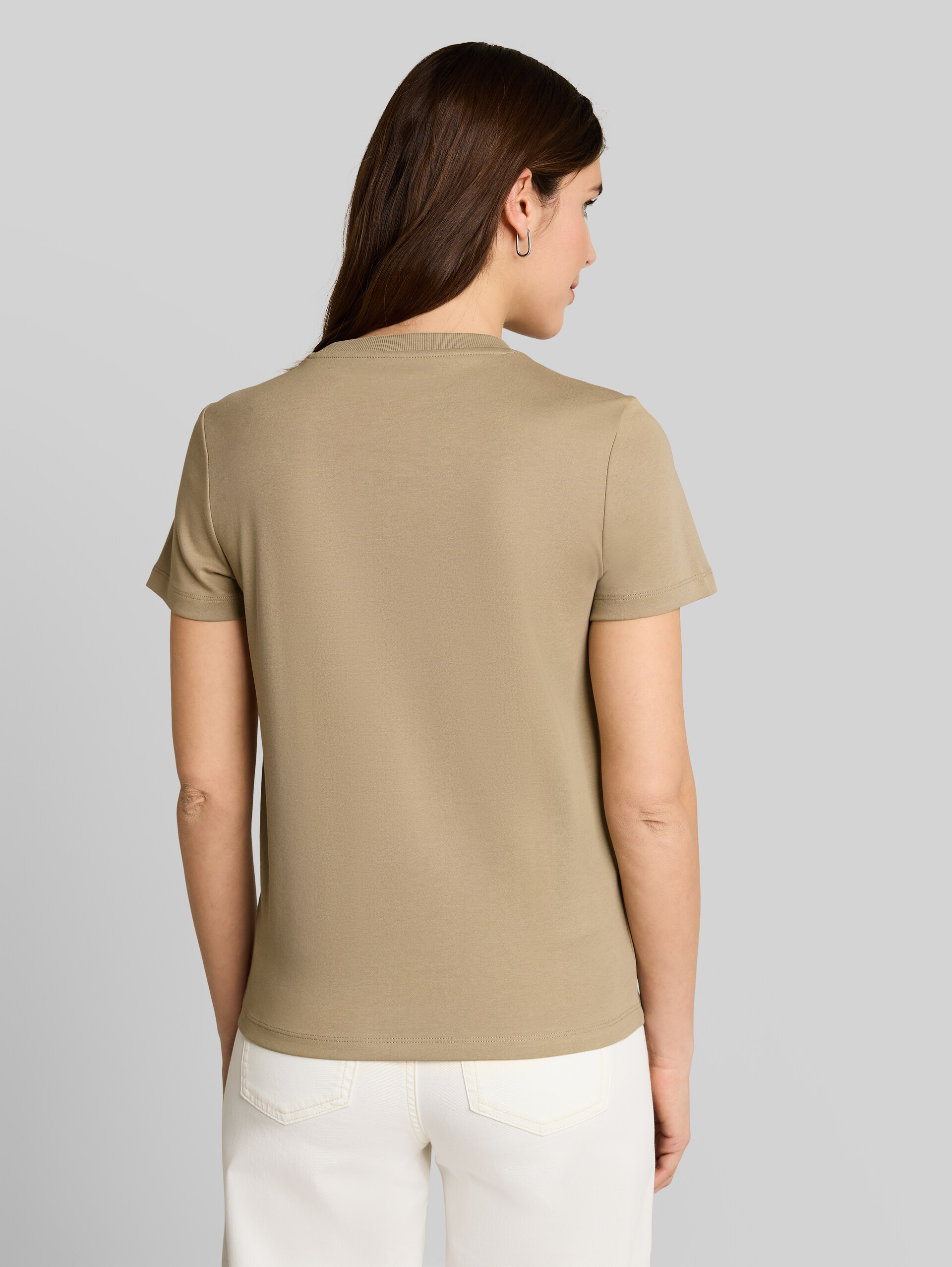 Basic cotton T-shirt - Silver Olive - Neckline model-back view