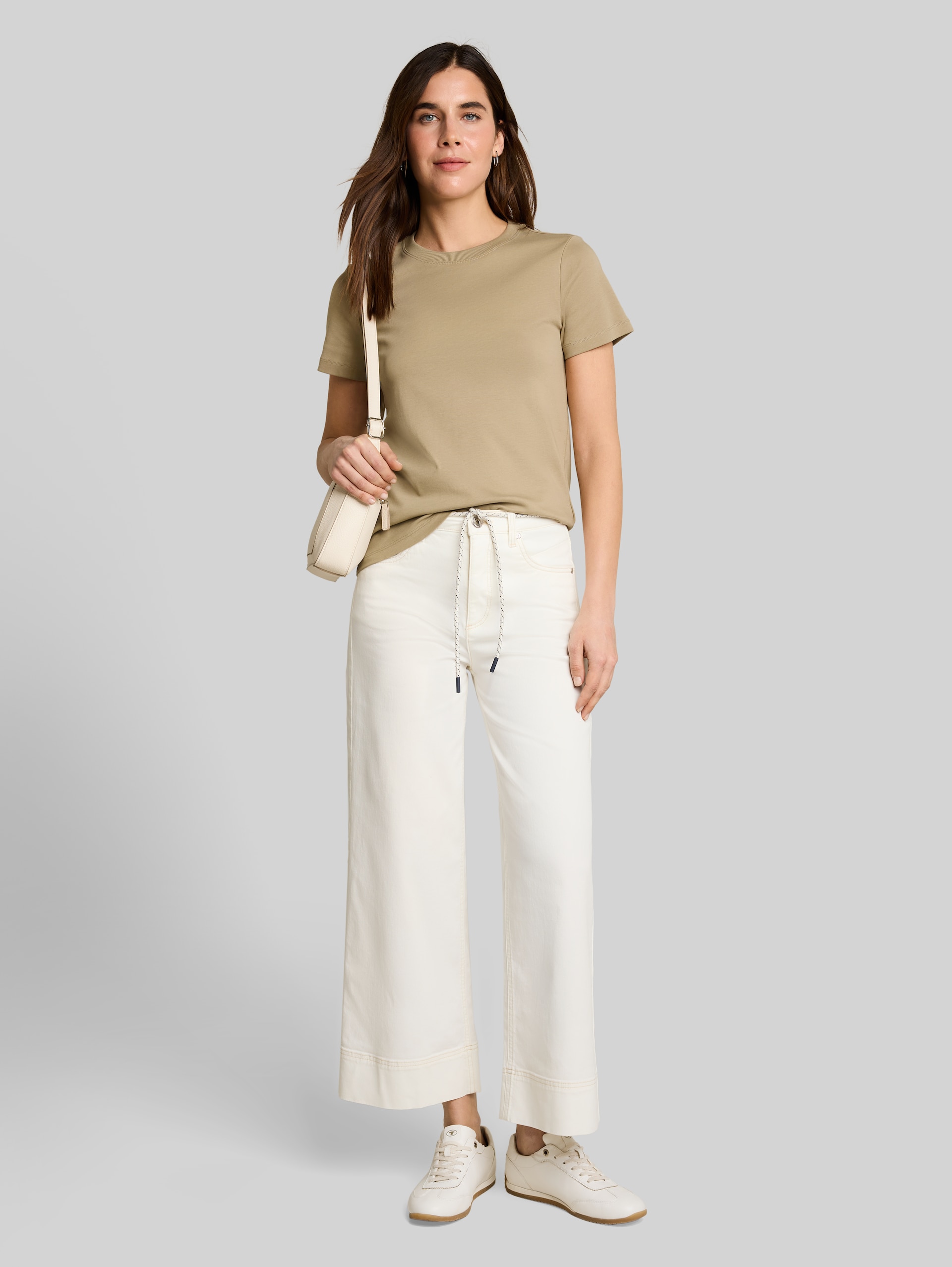 Basic cotton T-shirt - Silver Olive - Model front view