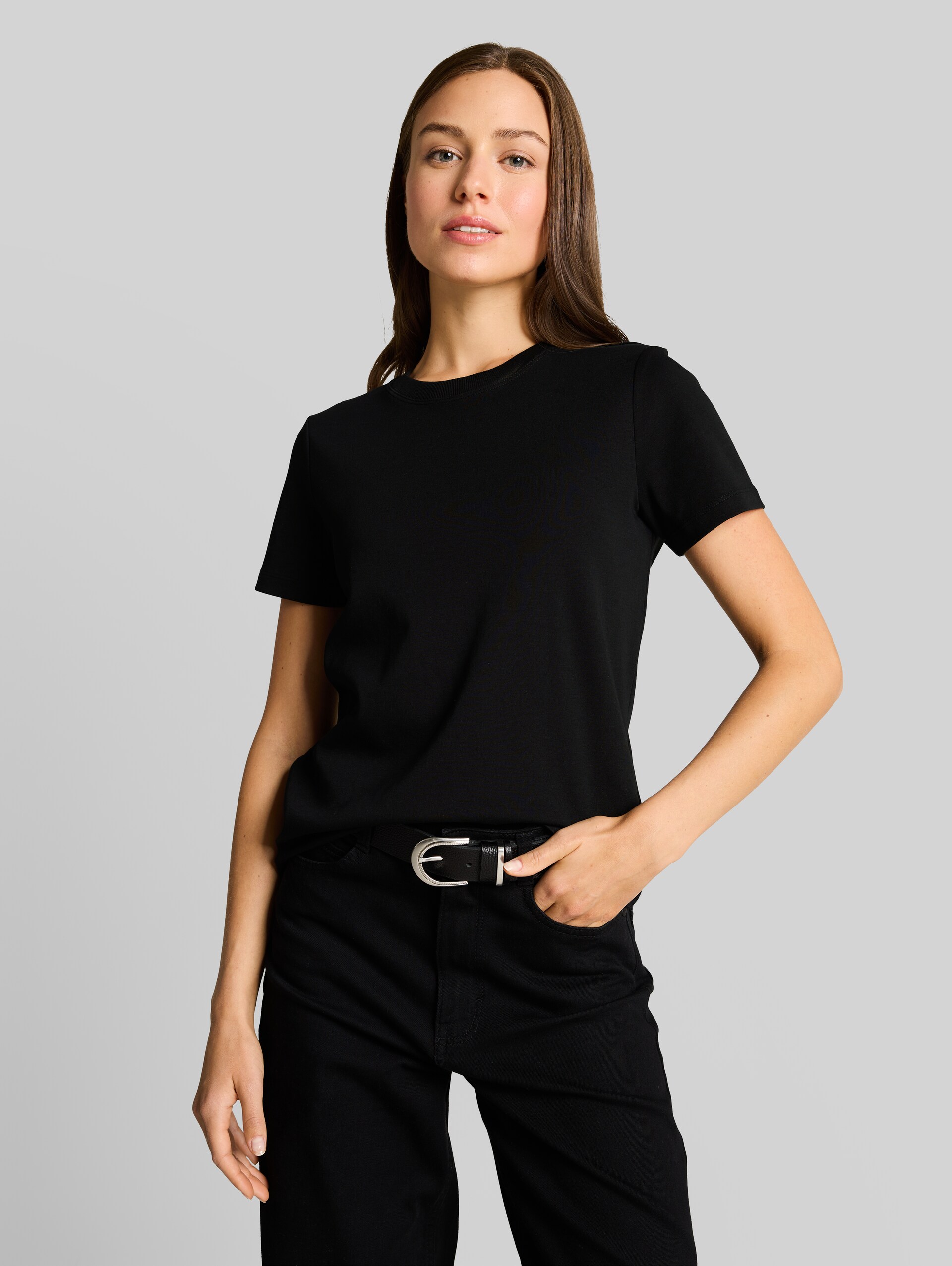 T-shirt basique en coton - deep black - Découpe Vue de face du modèle