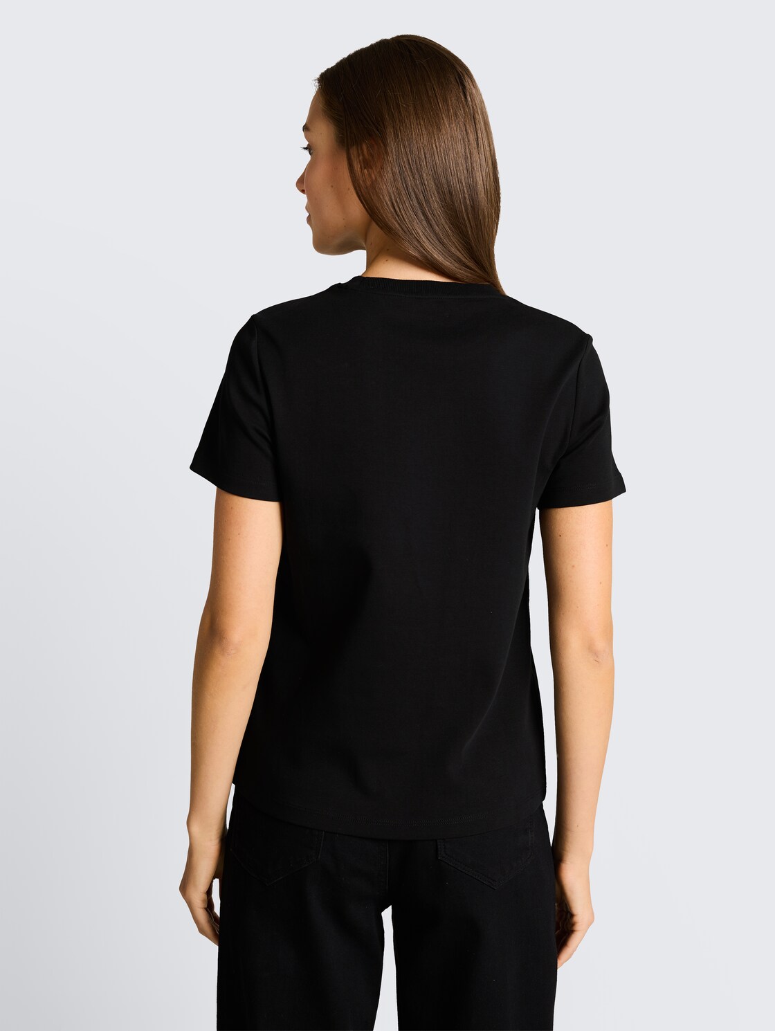 Basic T-Shirt aus Baumwolle - deep black - Auschnitt Model-Rückansicht