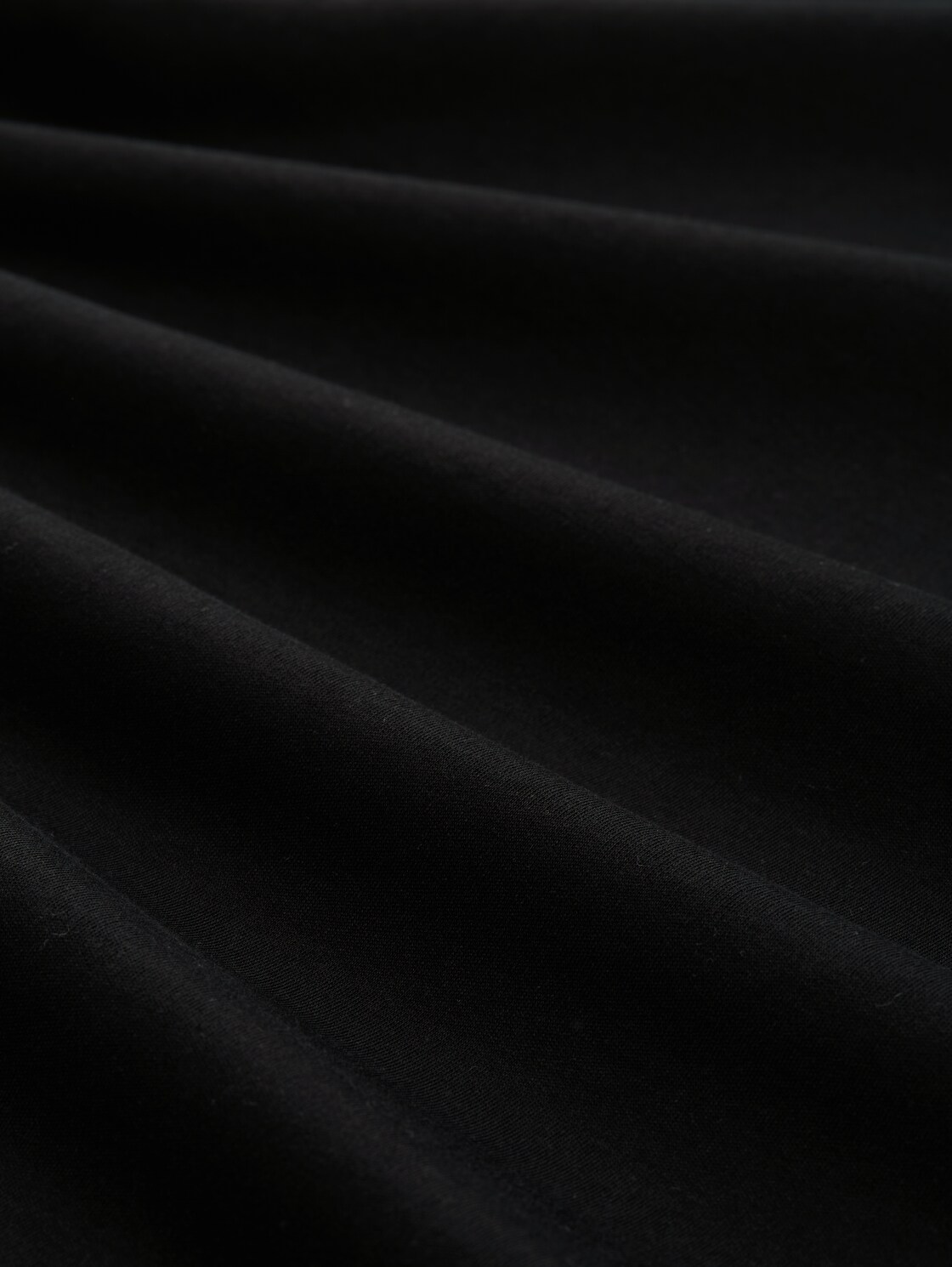 Basic T-Shirt aus Baumwolle - deep black - Material-Ansicht