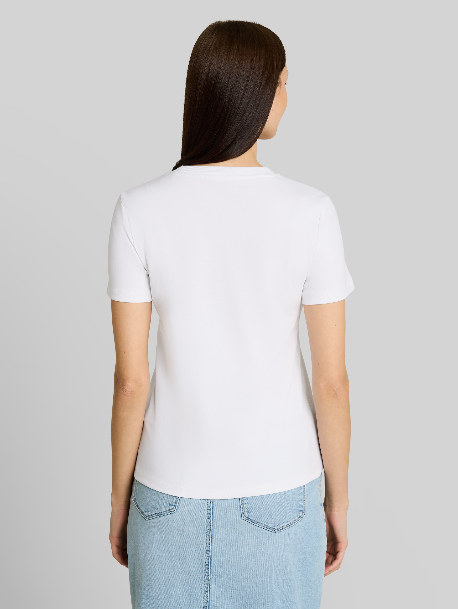 Basic cotton T-shirt - White - Neckline model-back view