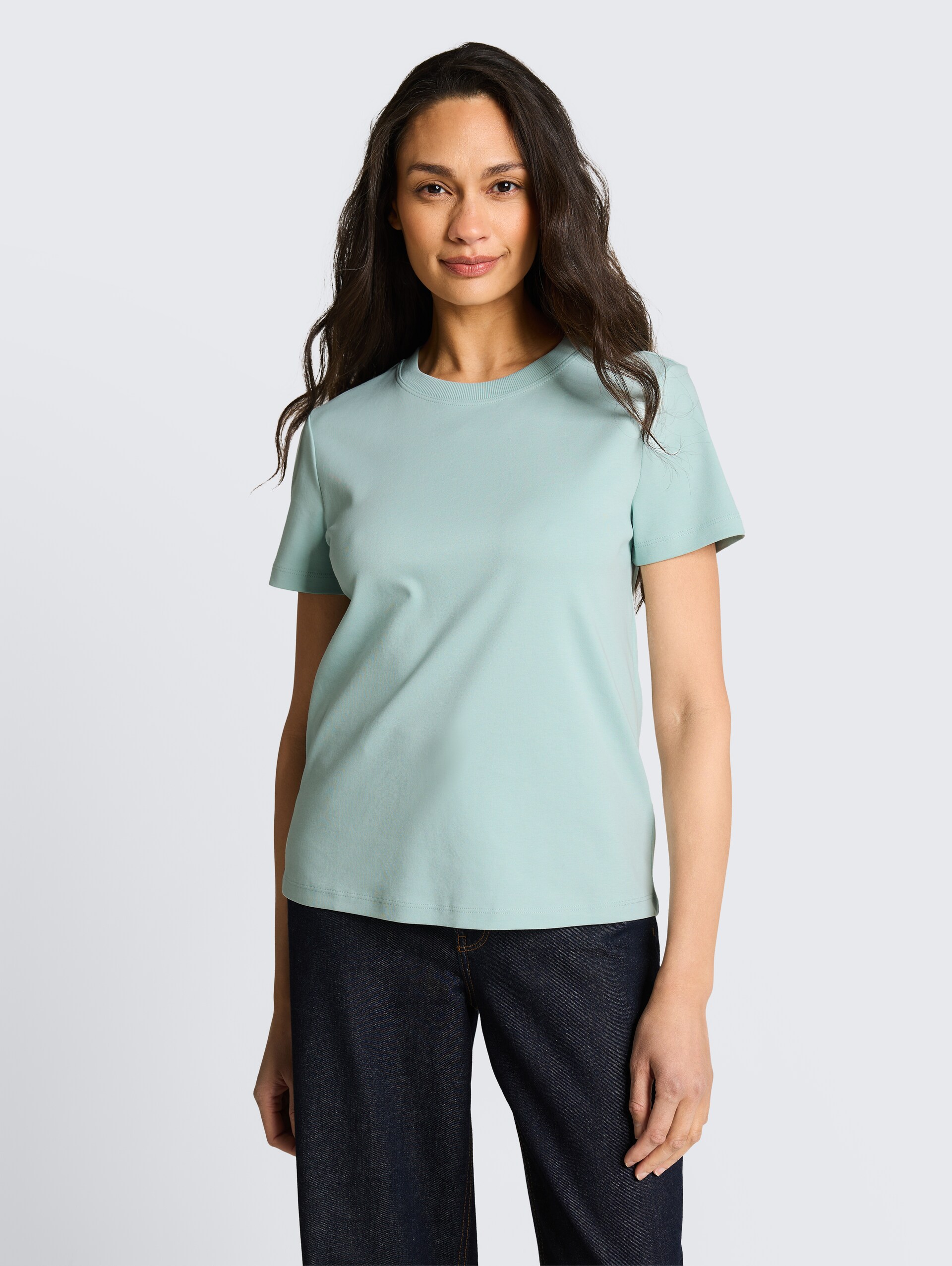 Basic cotton T-shirt - blue haze - Neckline model front view
