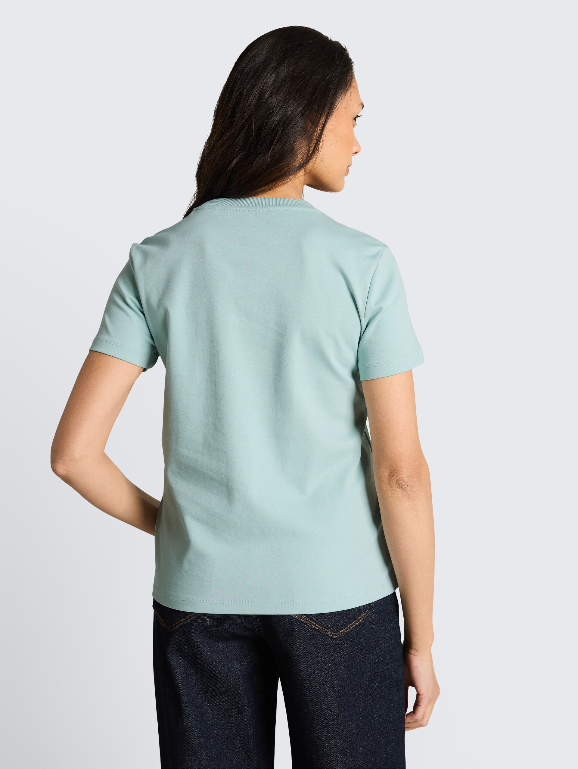 Basic cotton T-shirt - blue haze - Neckline model-back view