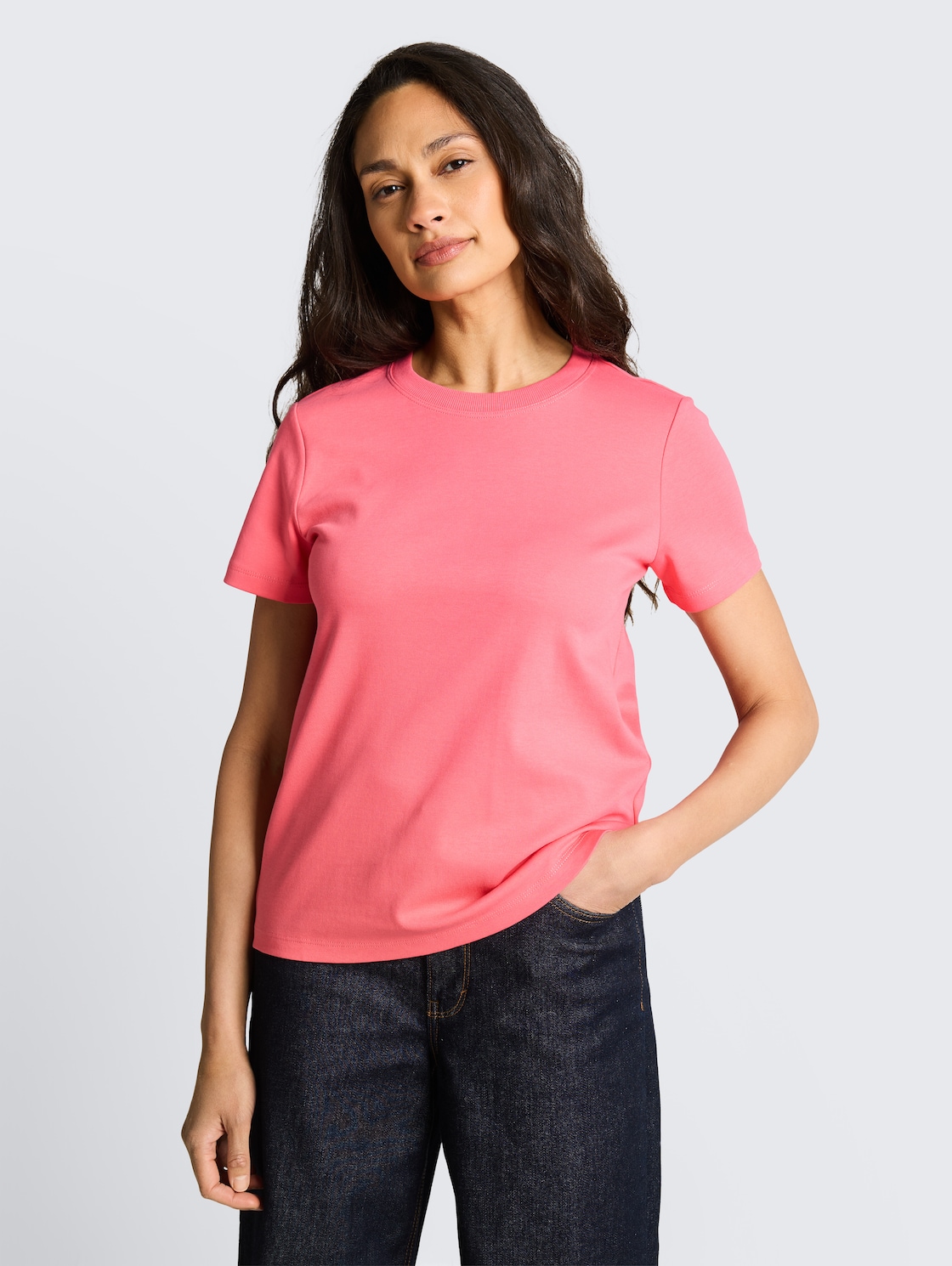 Basic T-Shirt aus Baumwolle - soft coral pink - Ausschnitt Model-Vorderansicht