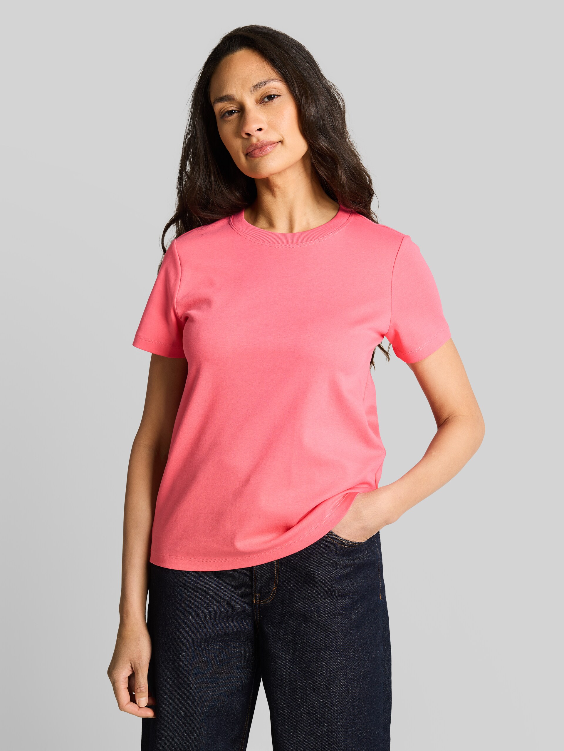 Basic cotton T-shirt - soft coral pink - Neckline model front view