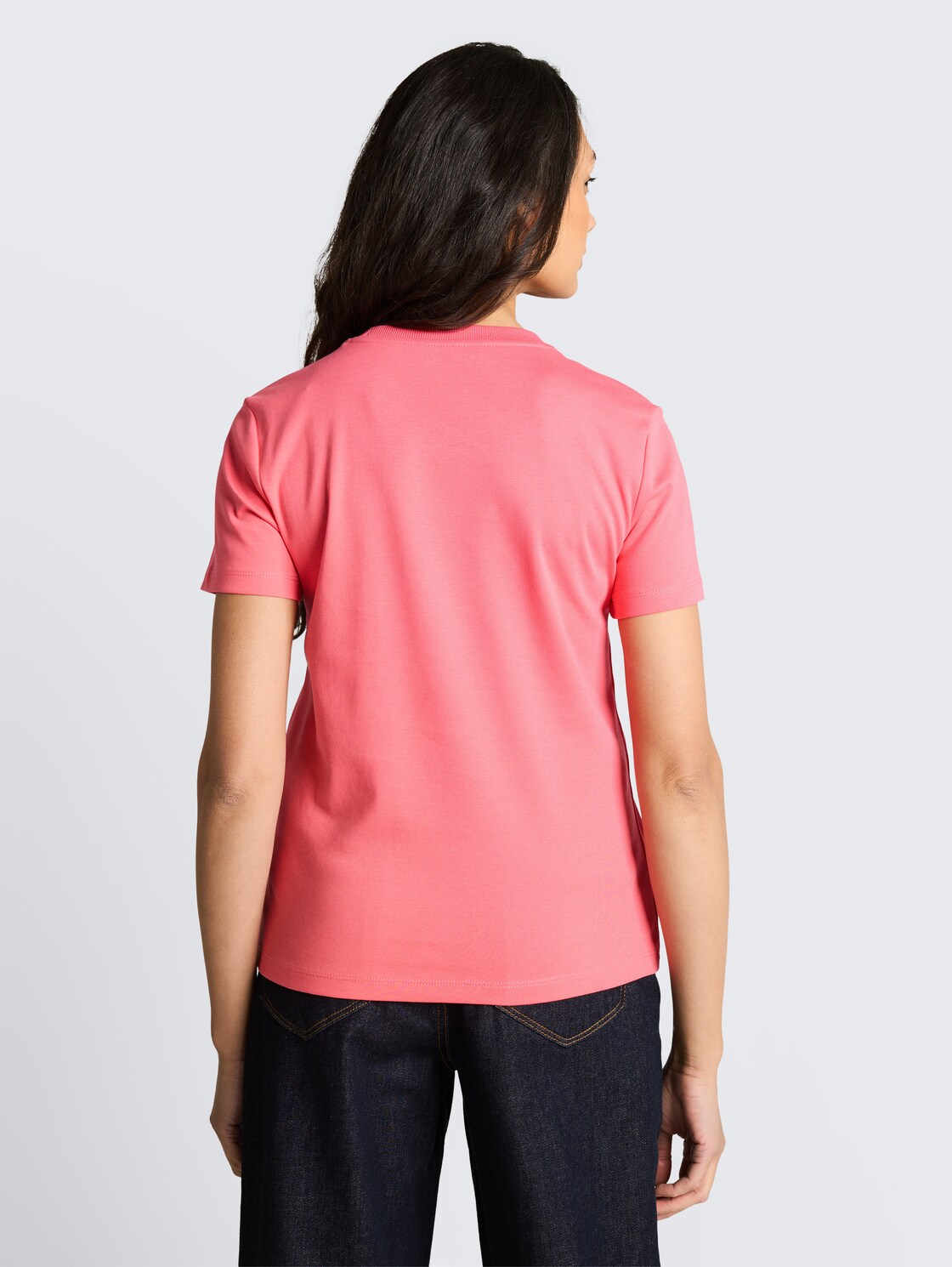 Basic T-Shirt aus Baumwolle - soft coral pink - Auschnitt Model-Rückansicht