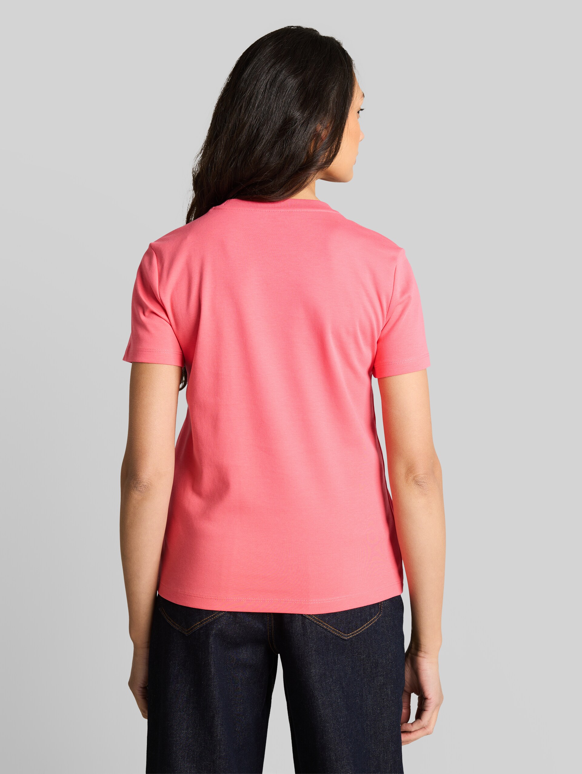 Basic cotton T-shirt - soft coral pink - Neckline model-back view