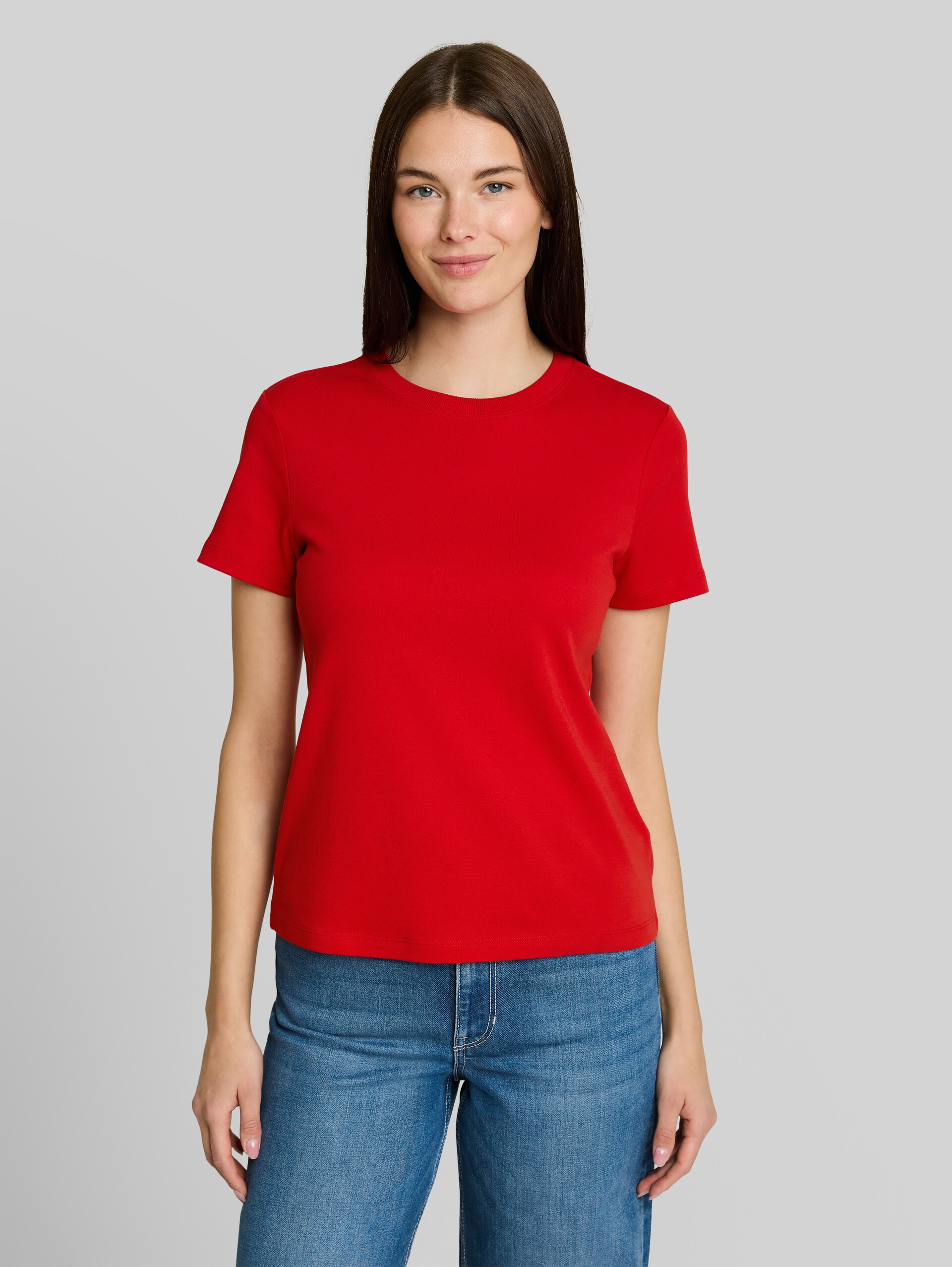 Basic cotton T-shirt - soft scarlet red - Neckline model front view