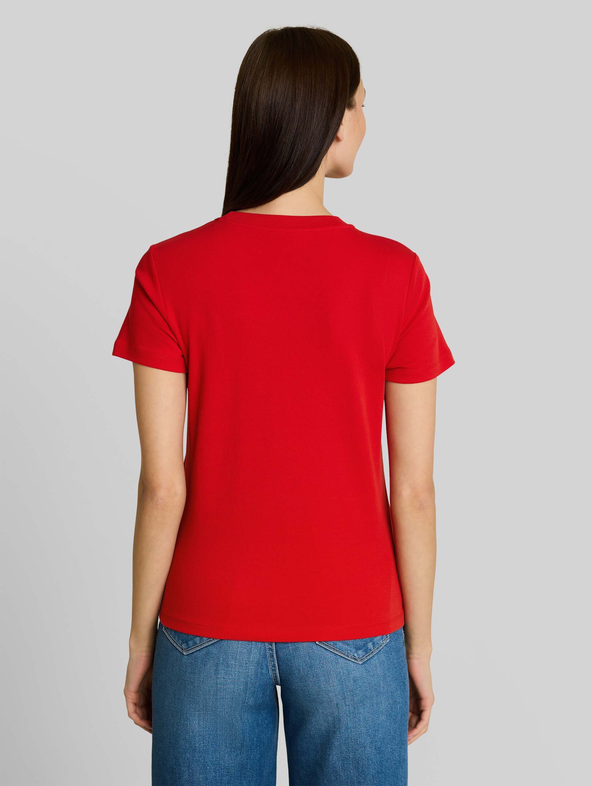 Basic cotton T-shirt - soft scarlet red - Neckline model-back view