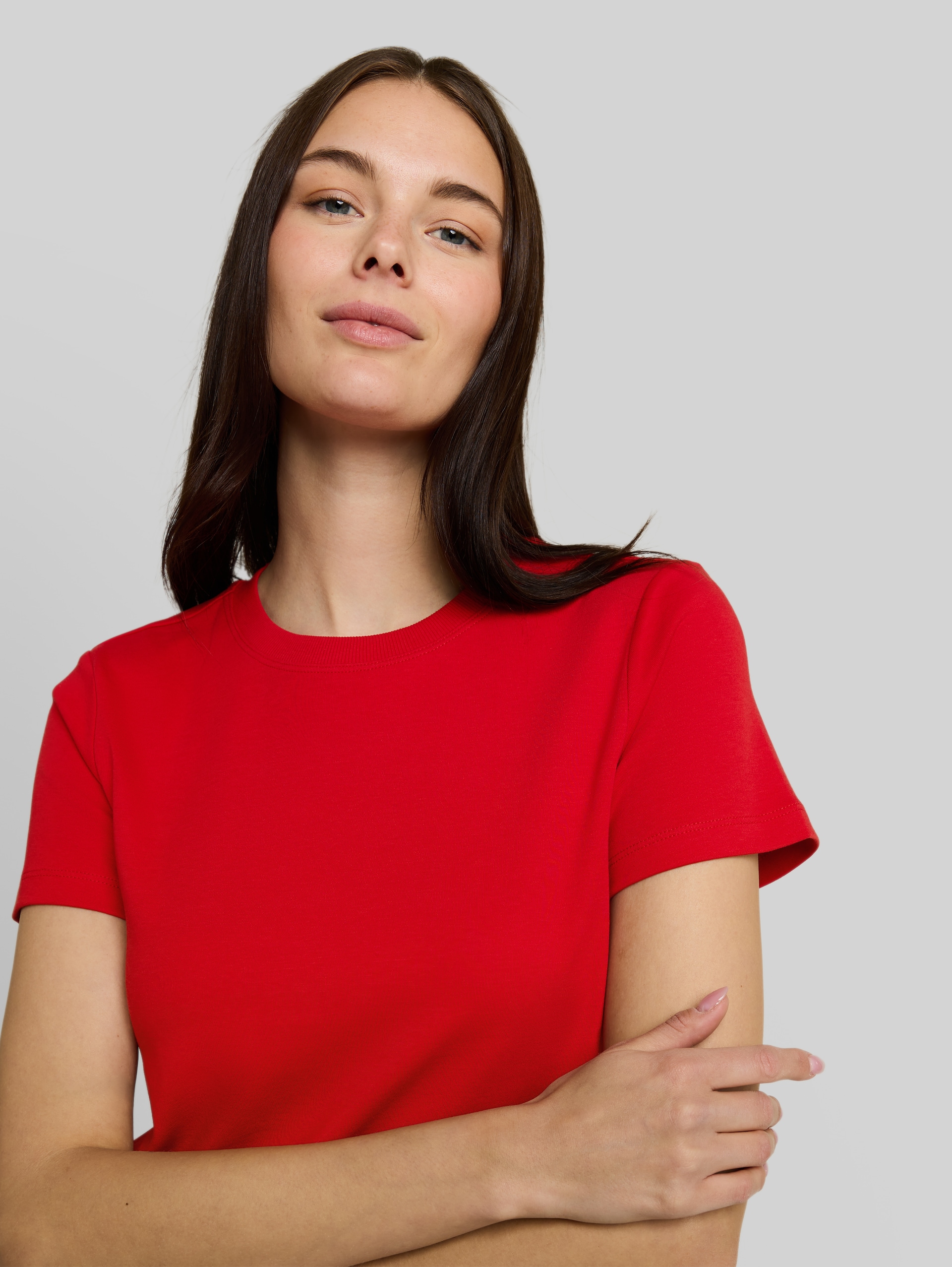 Basic cotton T-shirt - soft scarlet red - Detail model view