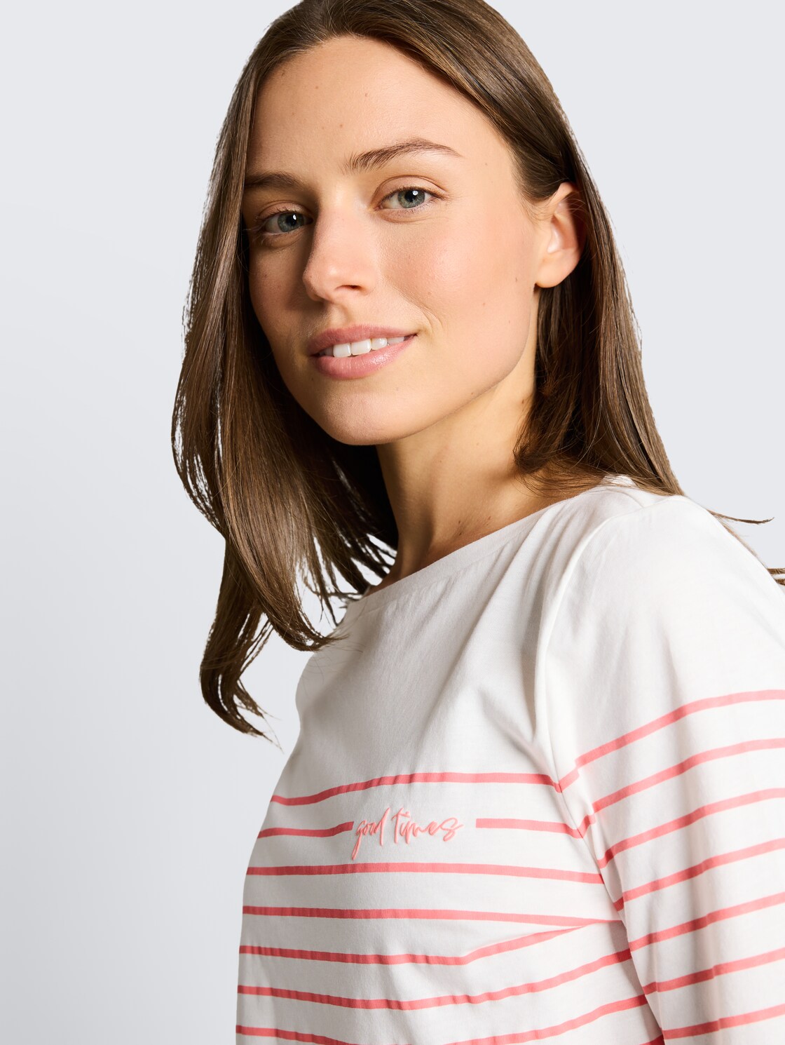 T-Shirt mit Streifenmuster - Whisper White - Detail-Model-Ansicht