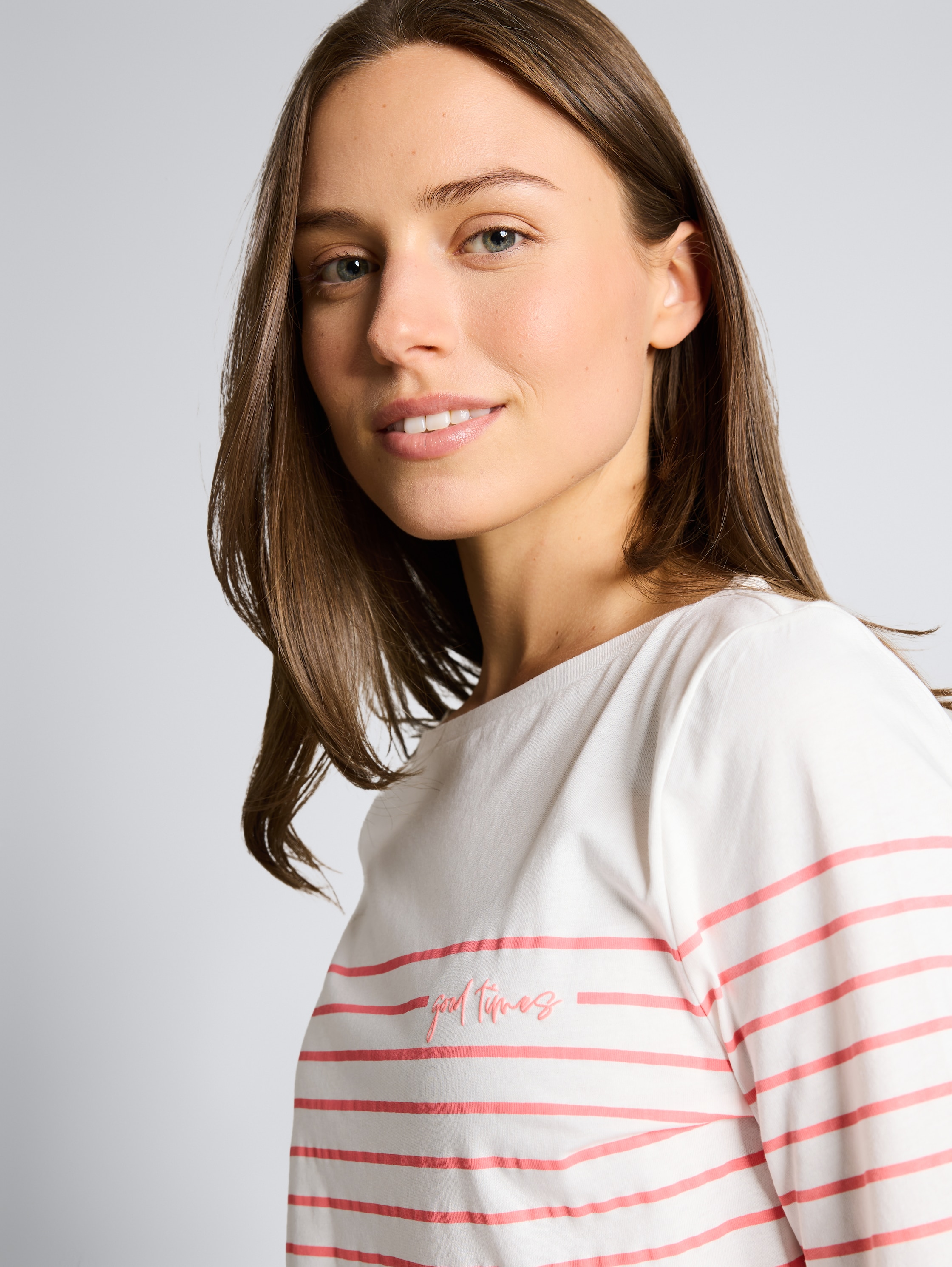 T-shirt met streepjesmotief - Whisper White - Detailaanzicht model