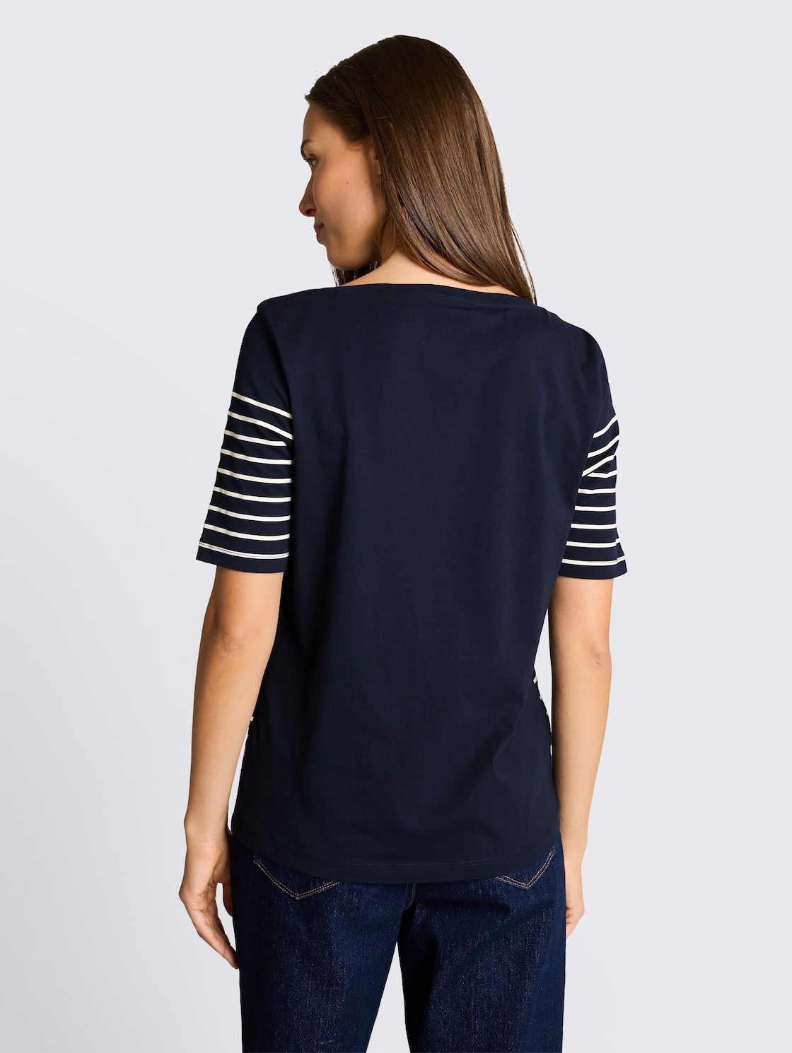 T-Shirt mit Streifenmuster - sky captain blue - Auschnitt Model-Rückansicht