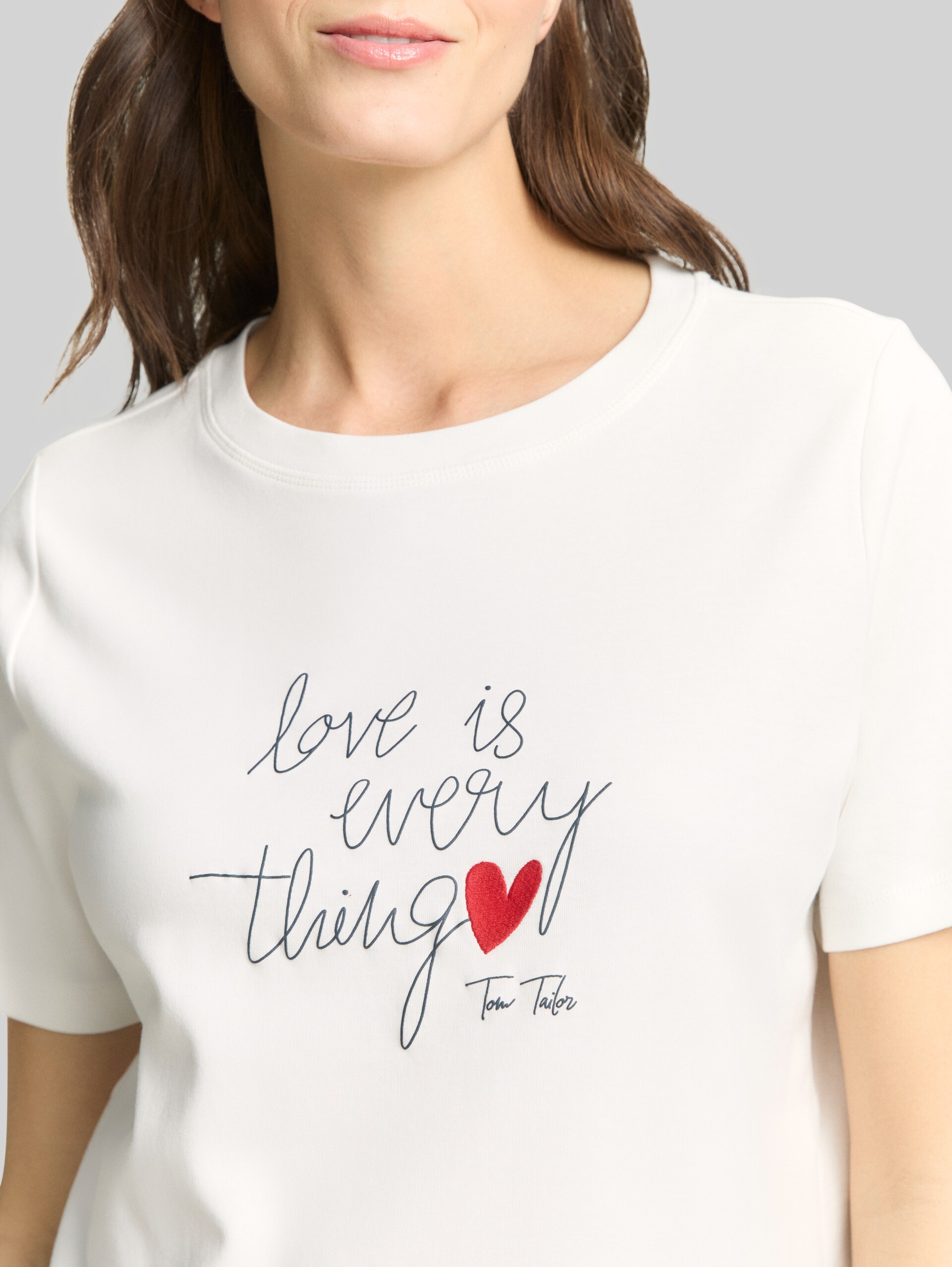 T-Shirt aus Baumwolle - Whisper White - Detail-Model-Ansicht