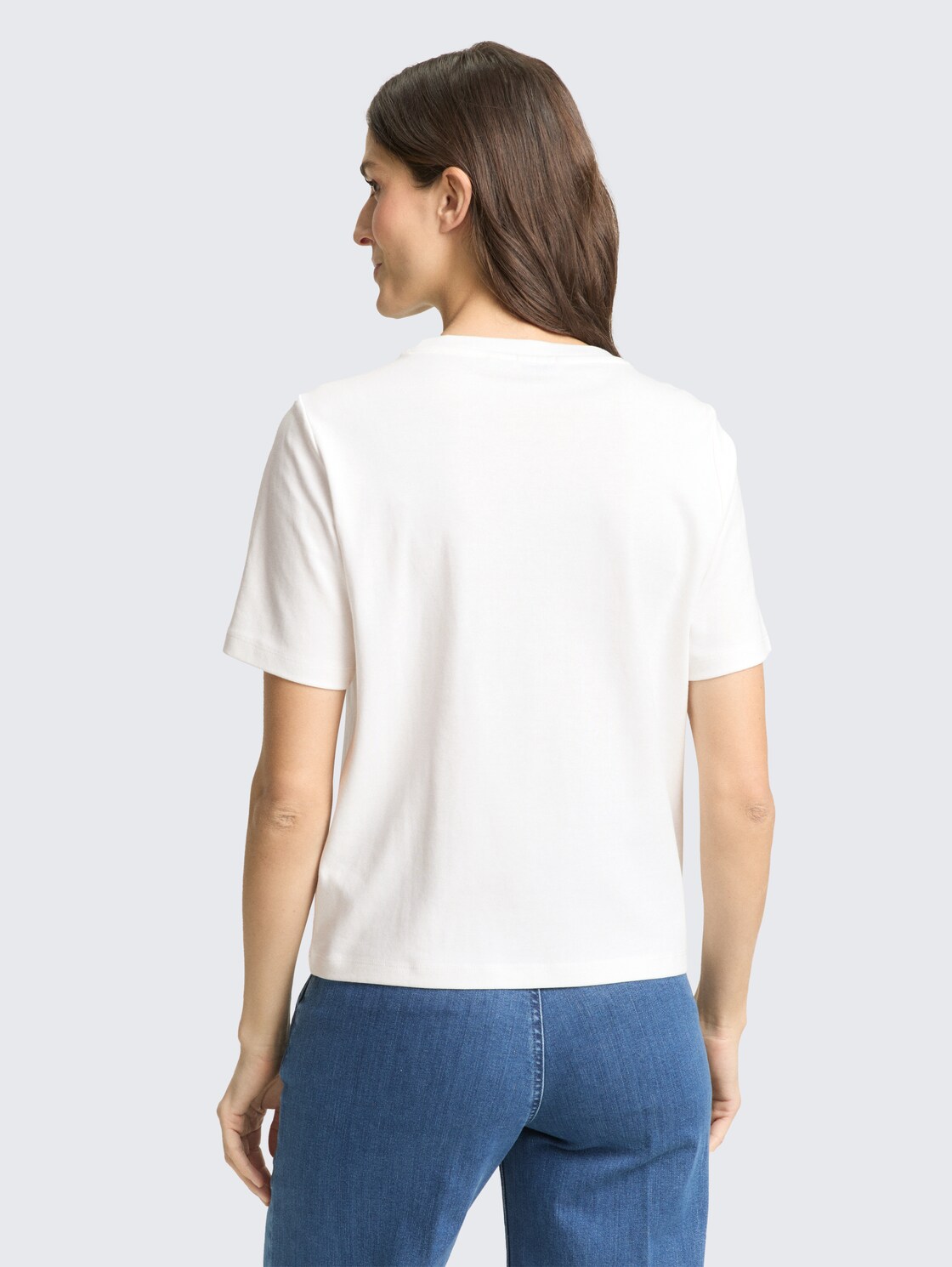 T-Shirt aus Baumwolle - off white - Auschnitt Model-Rückansicht