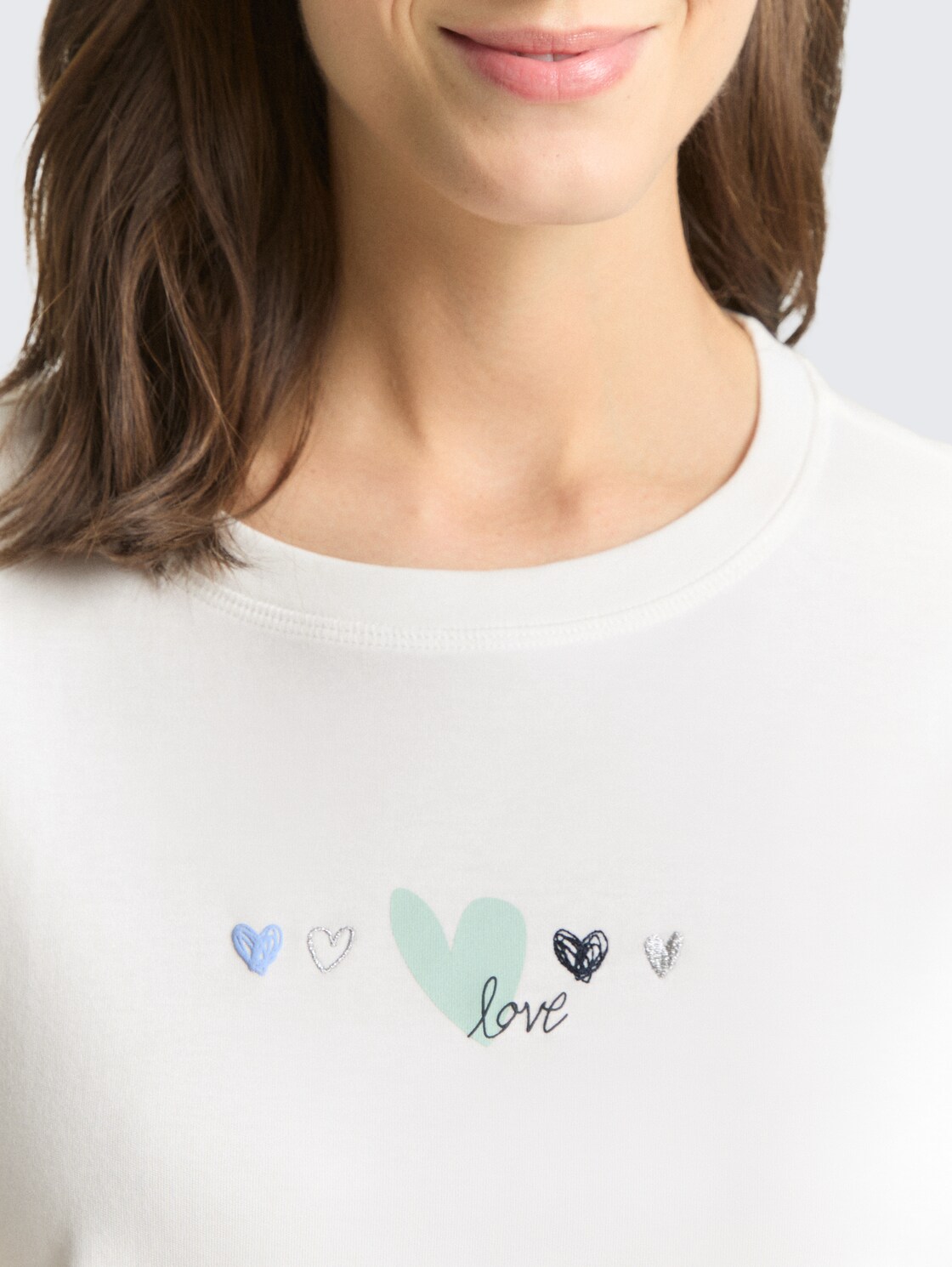 T-Shirt aus Baumwolle - off white - Detail-Model-Ansicht