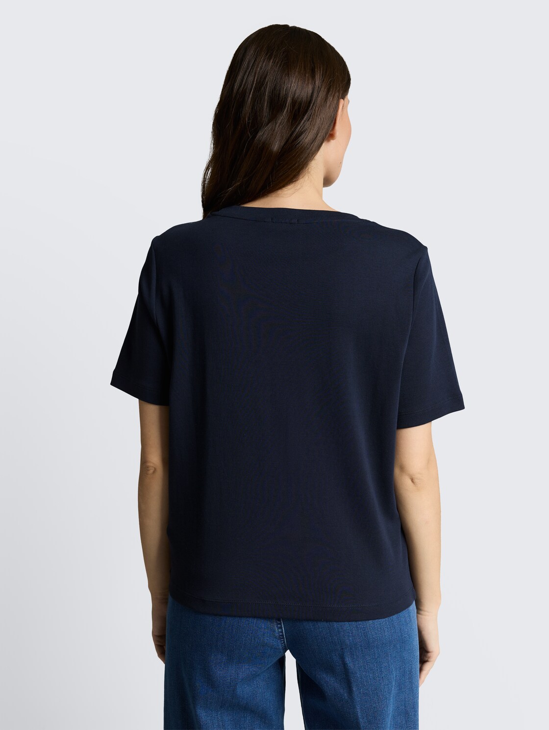 T-Shirt aus Baumwolle - sky captain blue - Auschnitt Model-Rückansicht