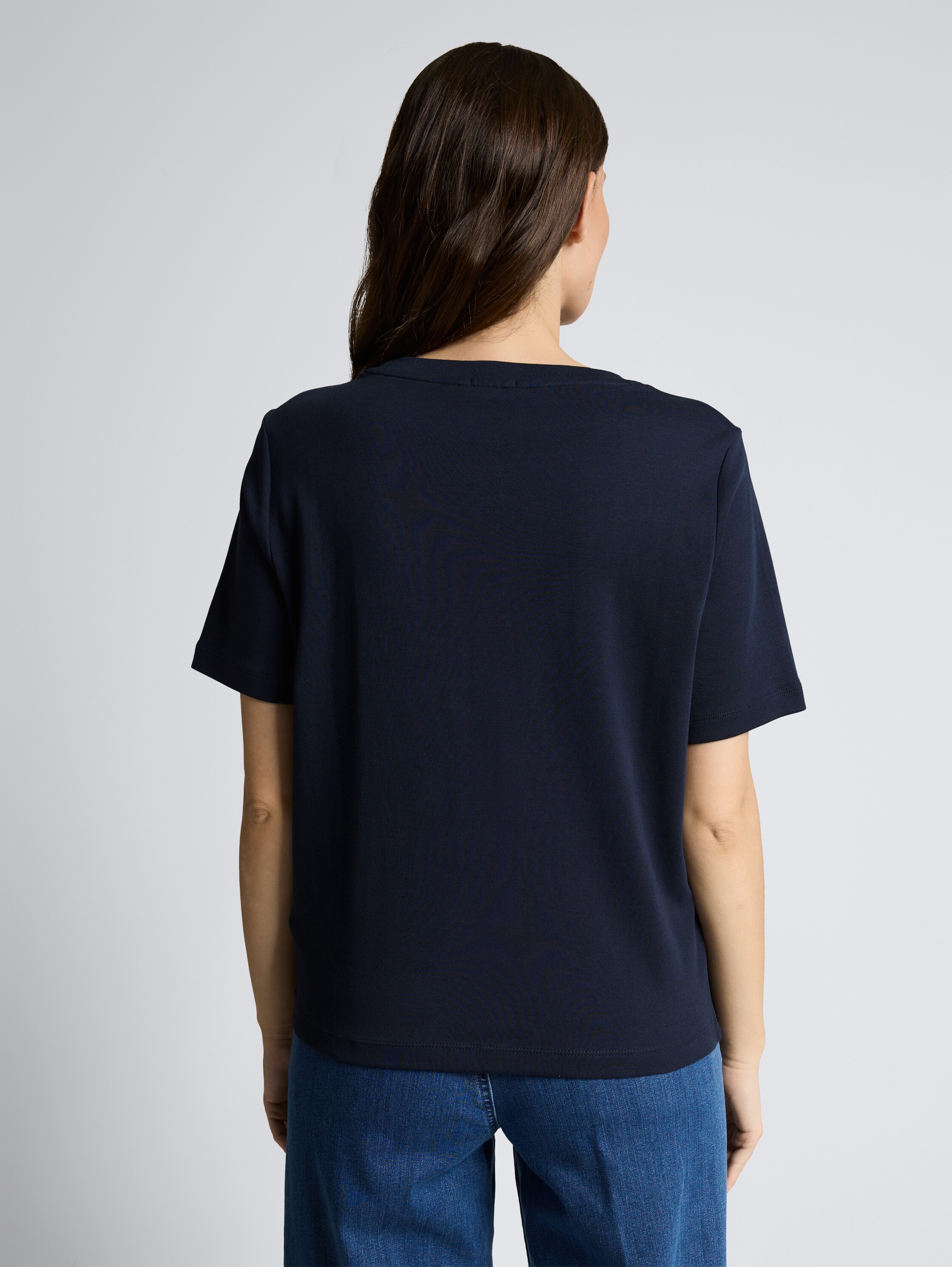 T-Shirt aus Baumwolle - sky captain blue - Auschnitt Model-Rückansicht