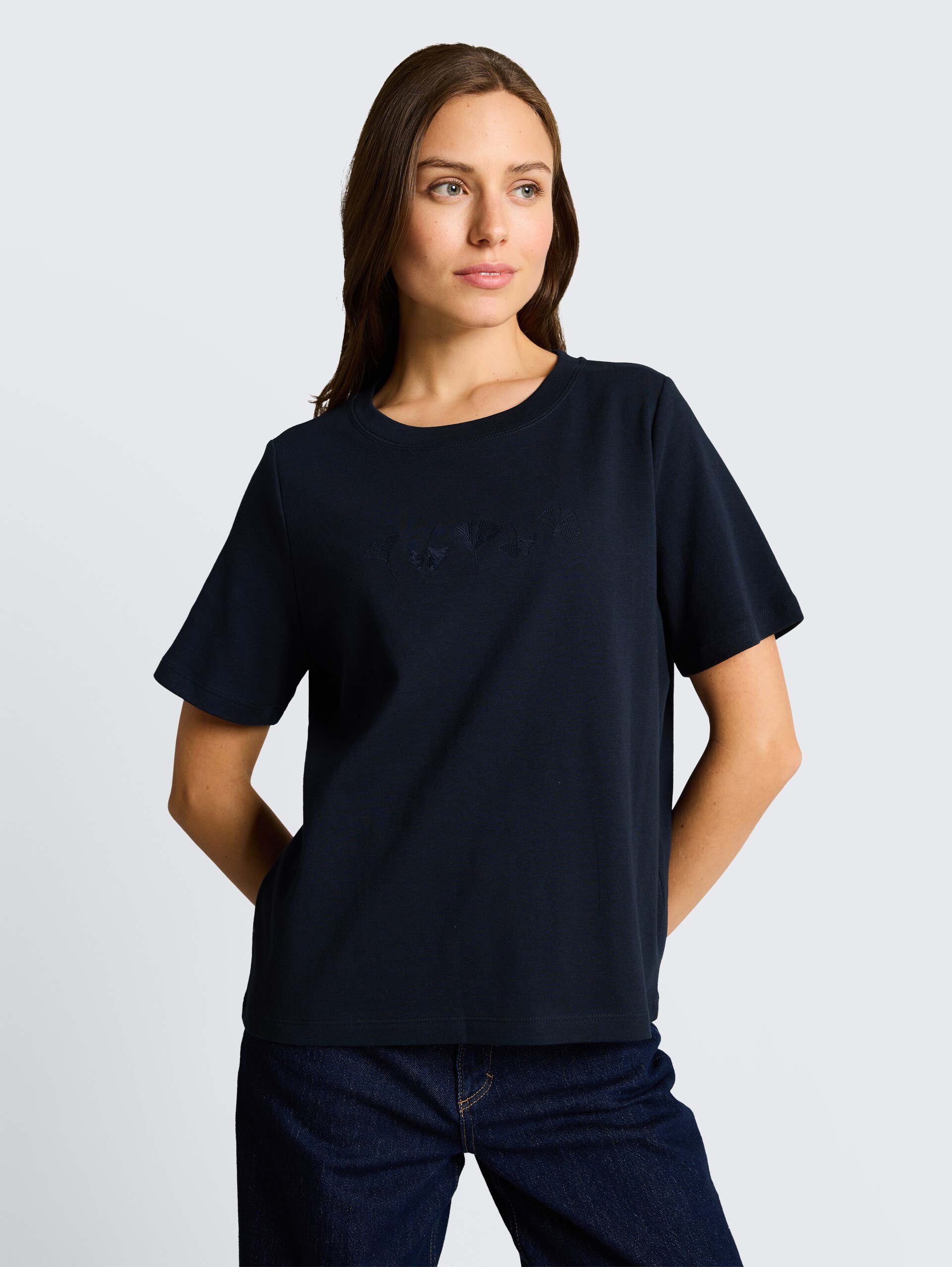 T-Shirt aus Baumwolle - Lunar Eclipse - Ausschnitt Model-Vorderansicht
