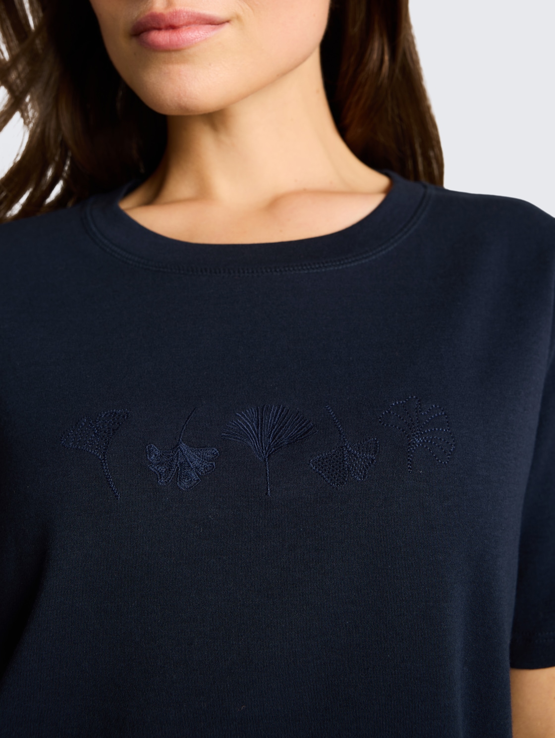 T-Shirt aus Baumwolle - Lunar Eclipse - Detail-Model-Ansicht