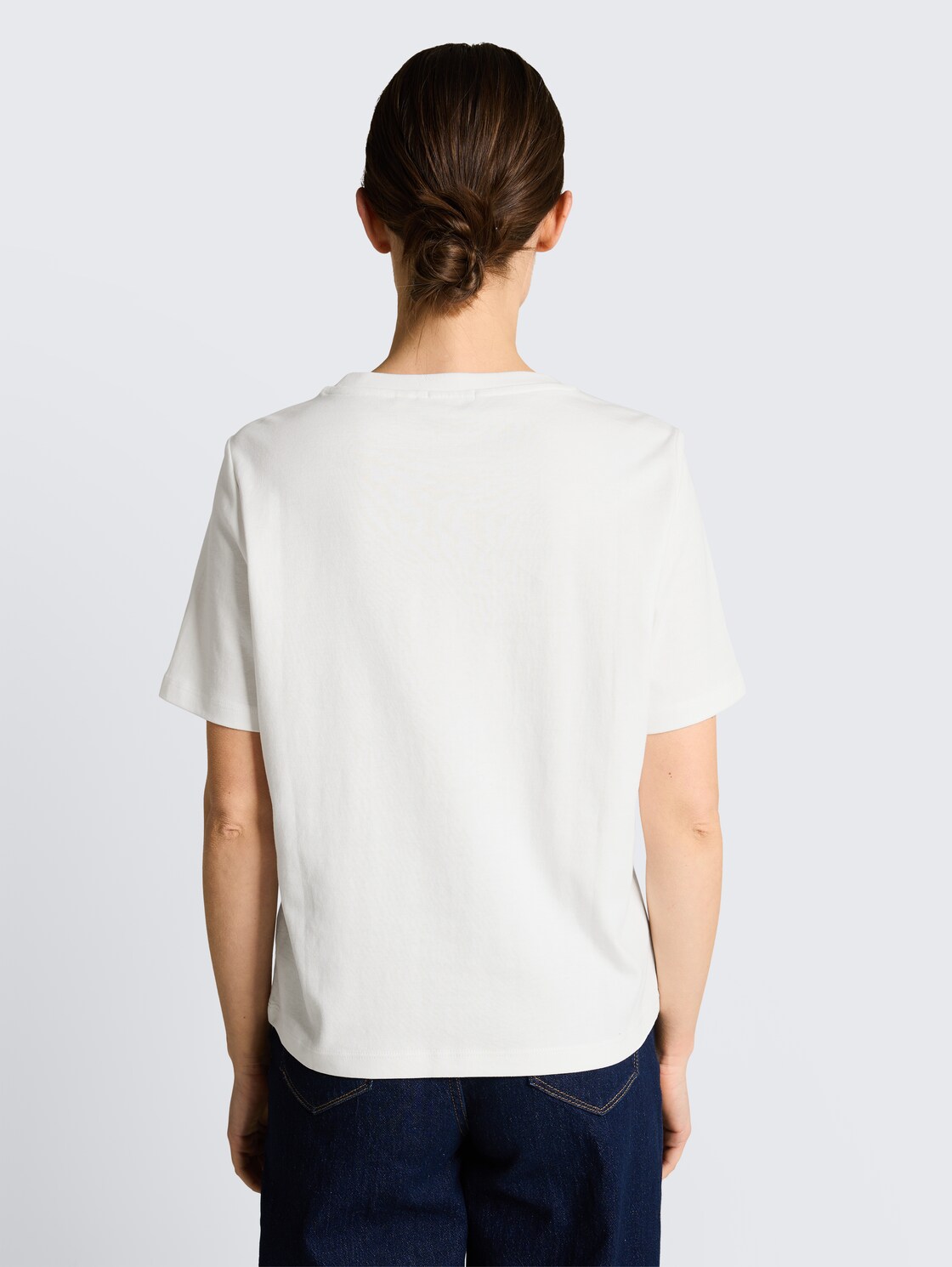 T-Shirt aus Baumwolle - off white 3 - Auschnitt Model-Rückansicht