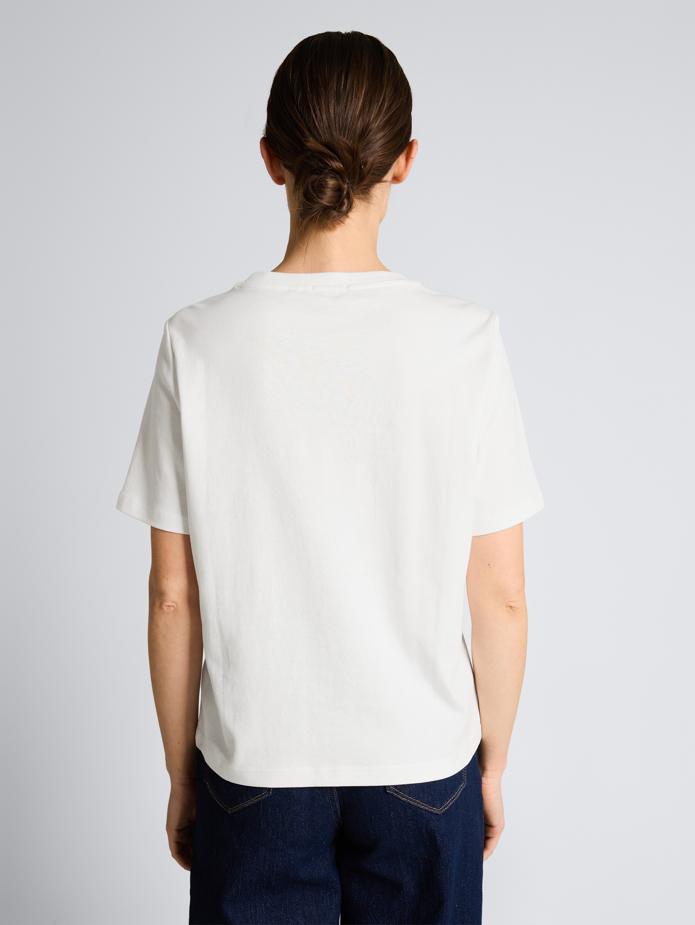 T-Shirt aus Baumwolle - off white 3 - Auschnitt Model-Rückansicht