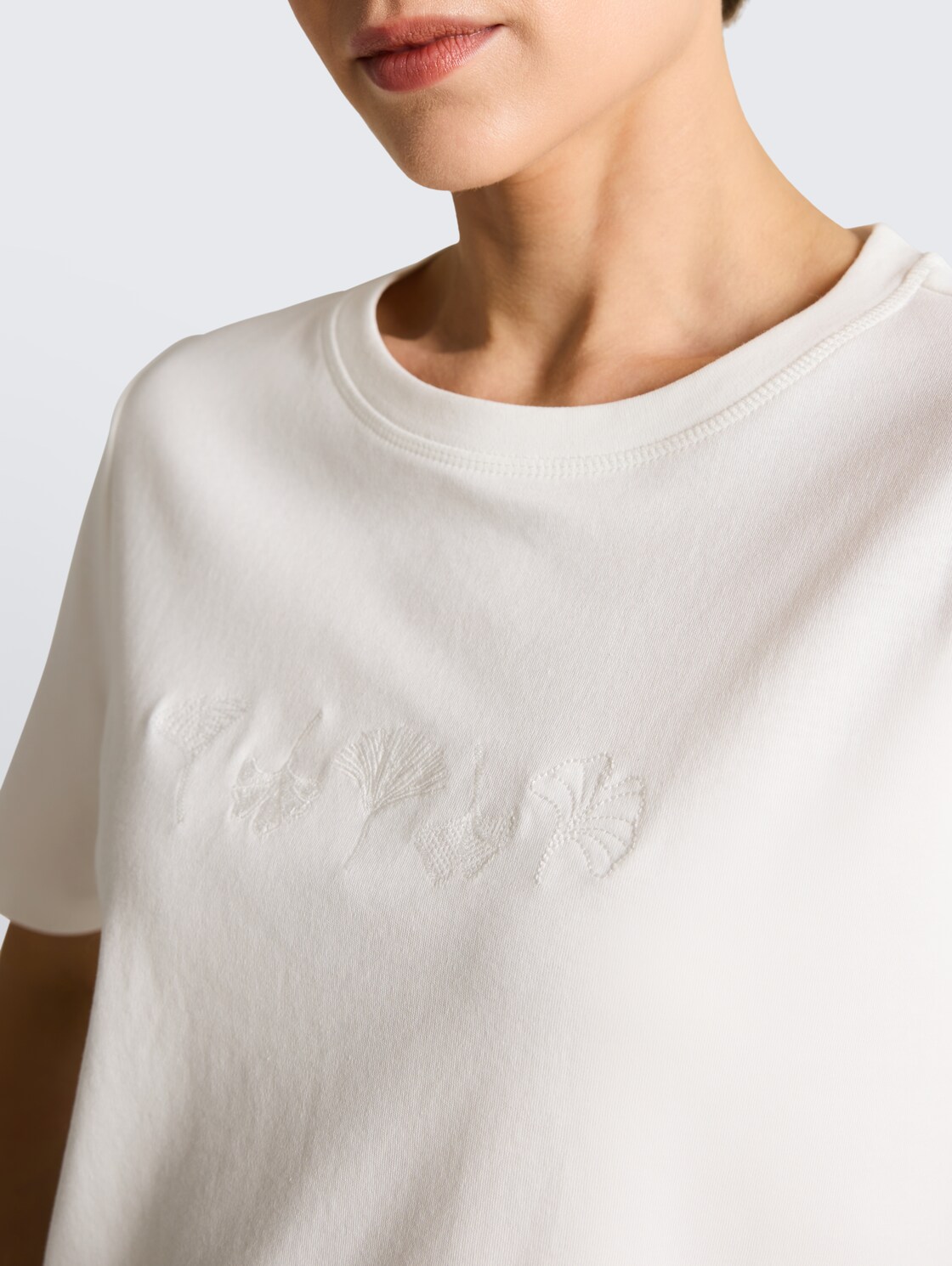 T-Shirt aus Baumwolle - off white 3 - Detail-Model-Ansicht