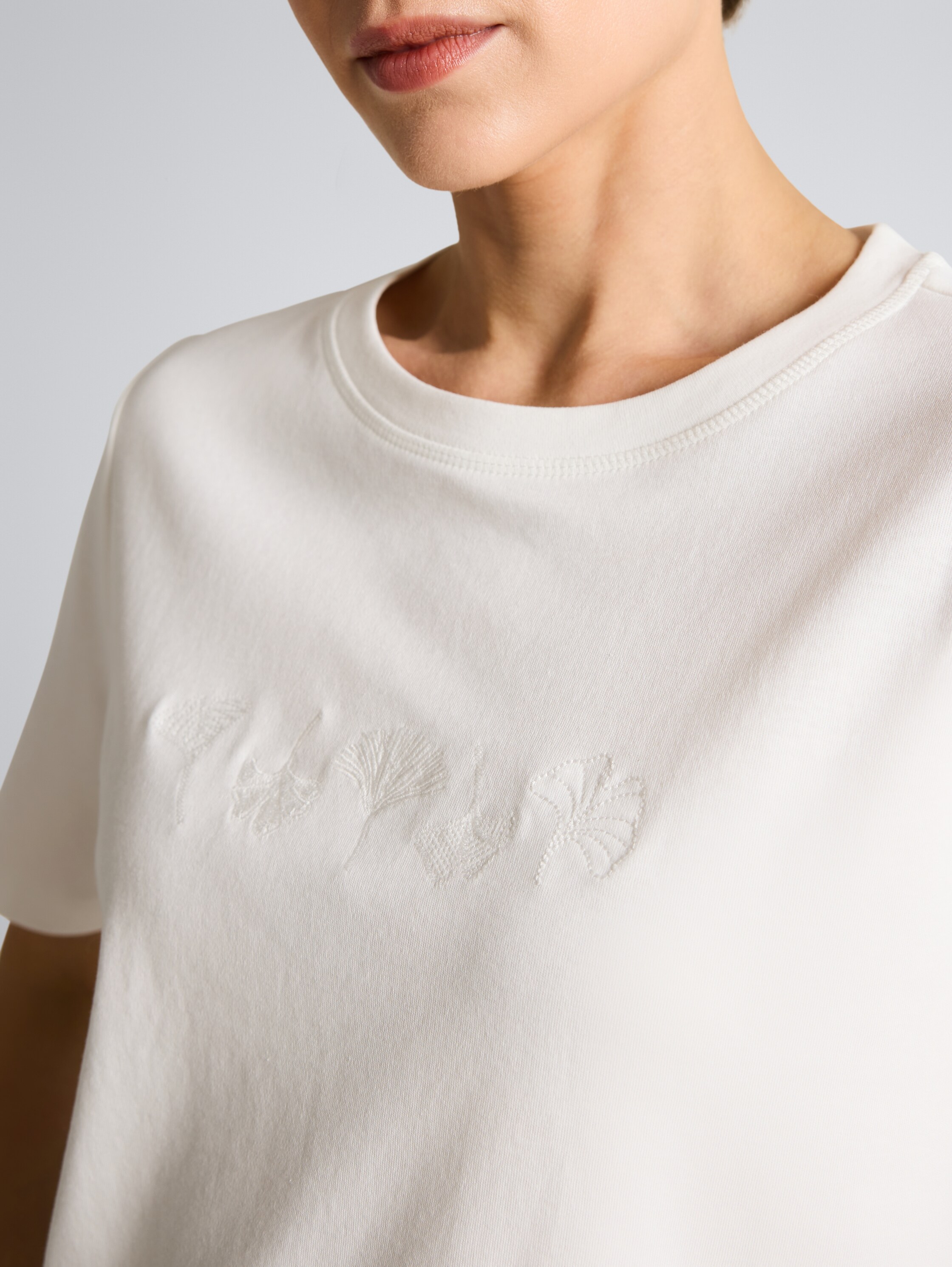 T-Shirt aus Baumwolle - off white 3 - Detail-Model-Ansicht