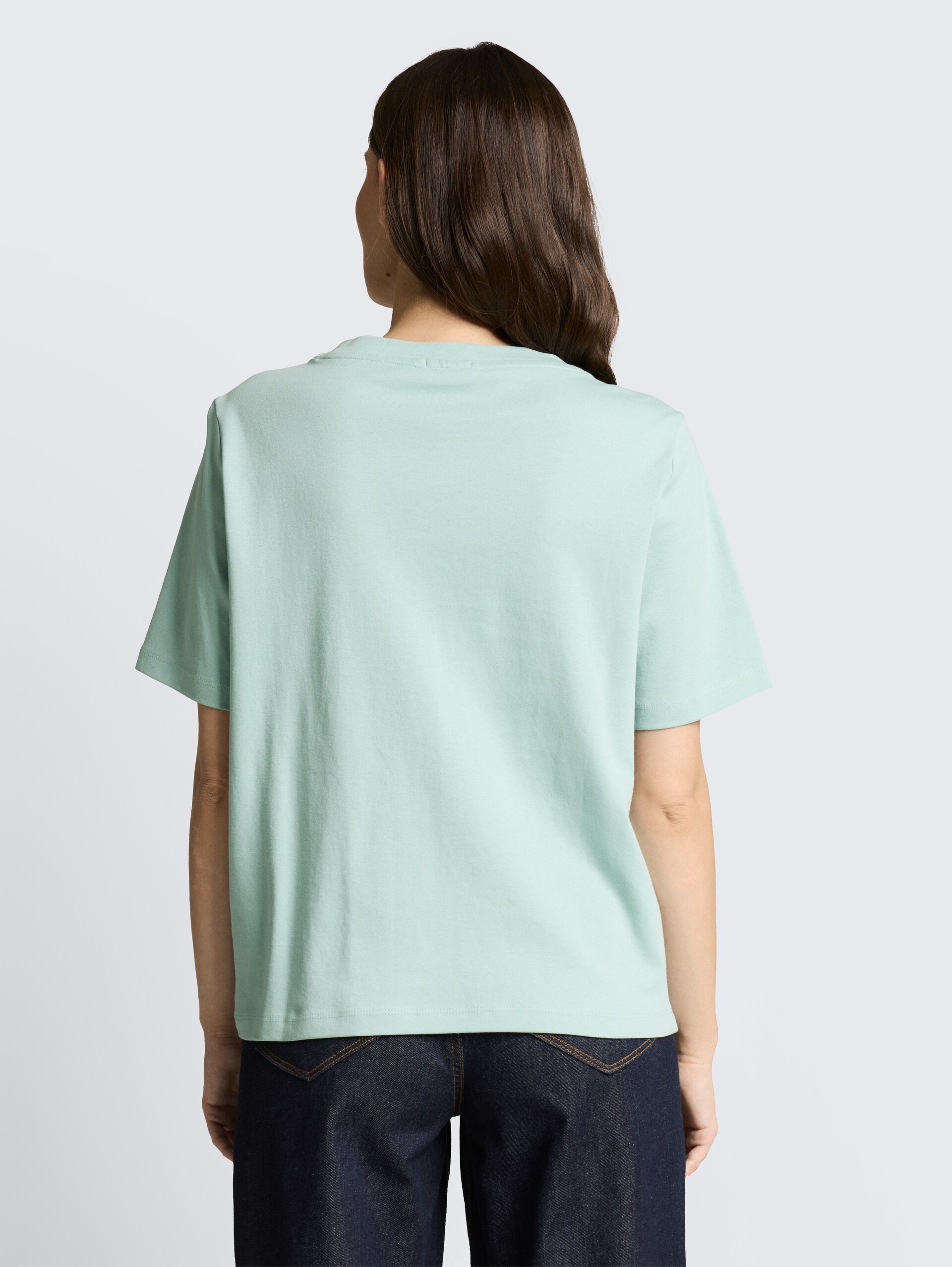 T-Shirt aus Baumwolle - blue haze - Auschnitt Model-Rückansicht