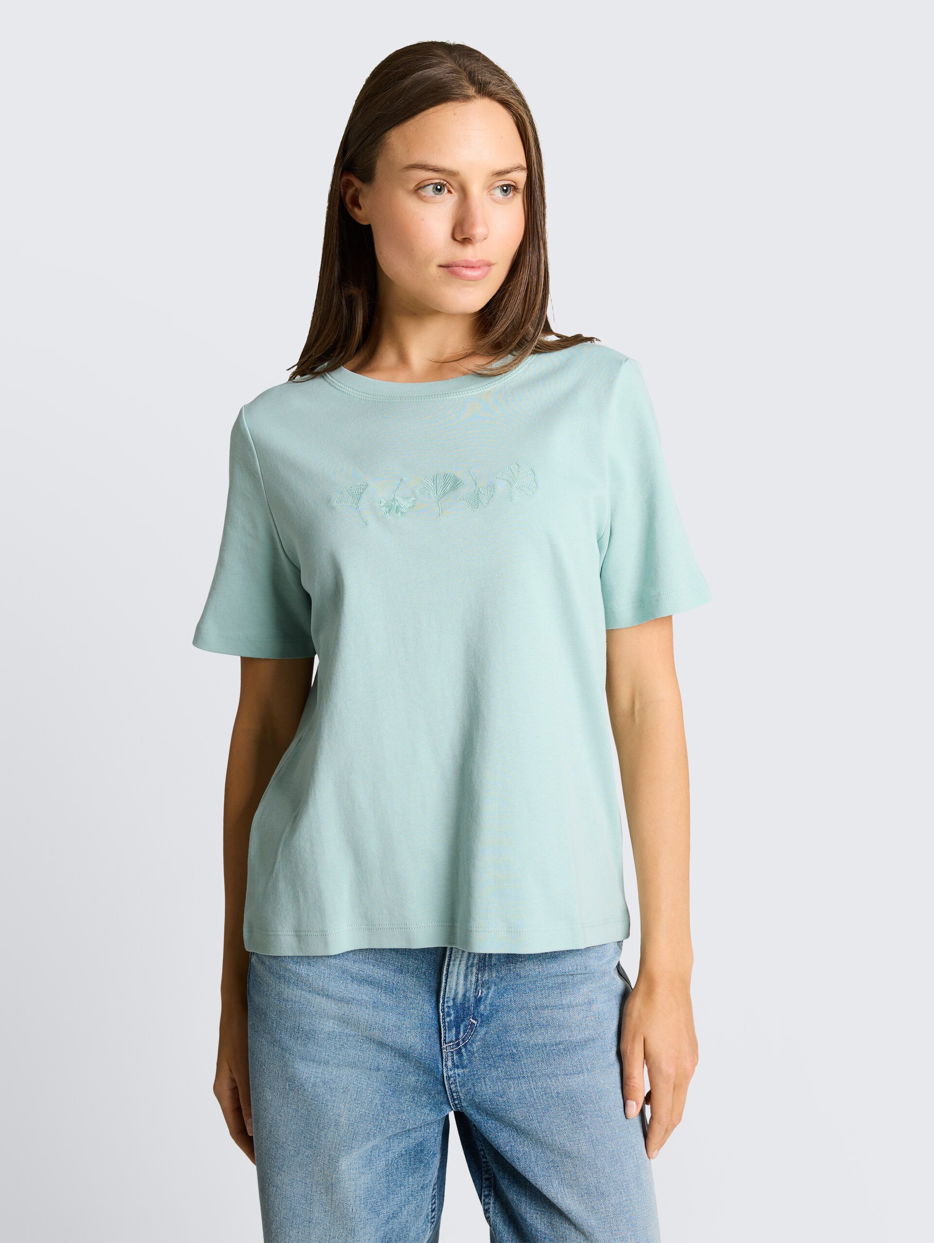 T-Shirt aus Baumwolle - light blue green - Ausschnitt Model-Vorderansicht