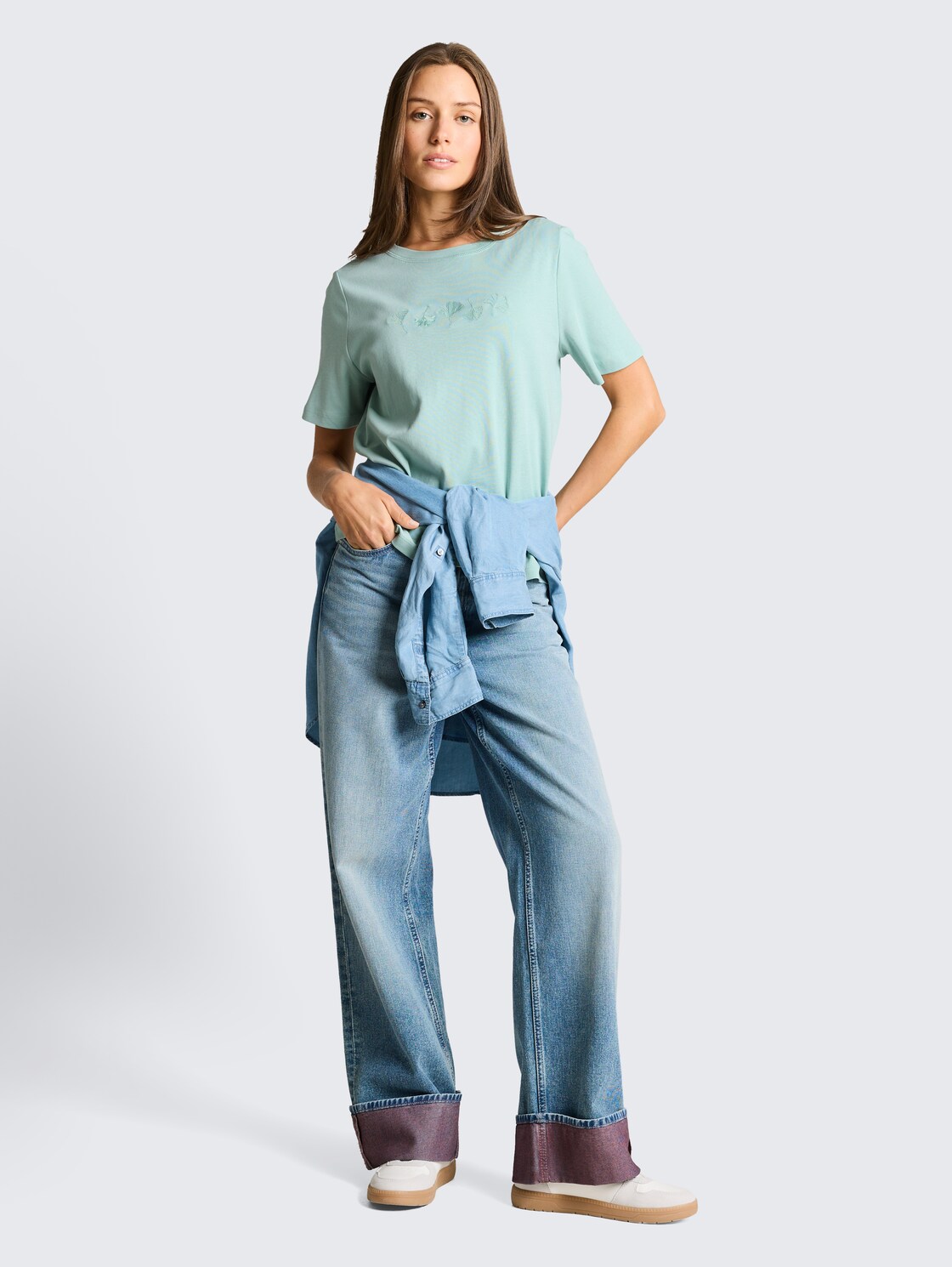 Cotton T-shirt - light blue green - Model front view