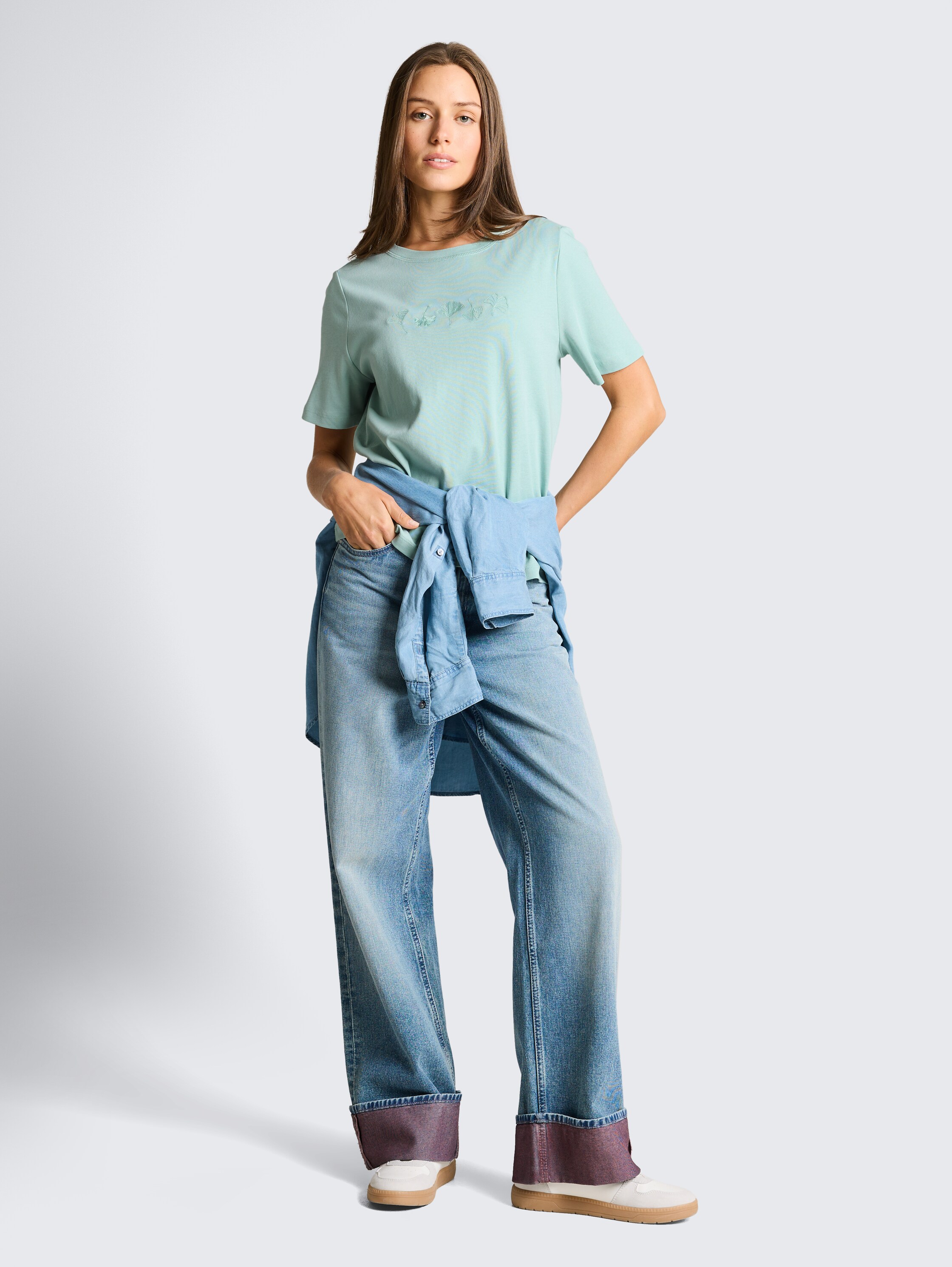 T-Shirt aus Baumwolle - light blue green - Model-Vorderansicht